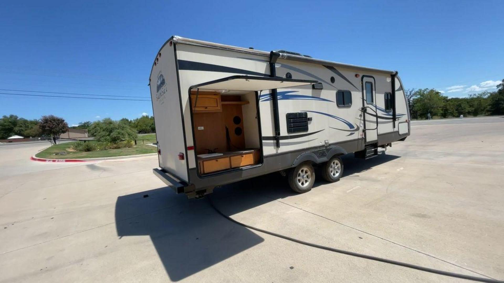 2013 CROSSROADS SUNSET TRAIL 25RB (4V0TC2522DB) , Length: 30.17 ft. | Dry Weight: 5,874 lbs. | Gross Weight: 7,722 lbs. | Slides: 1 transmission, located at 4319 N Main St, Cleburne, TX, 76033, (817) 678-5133, 32.385960, -97.391212 - Photo#1