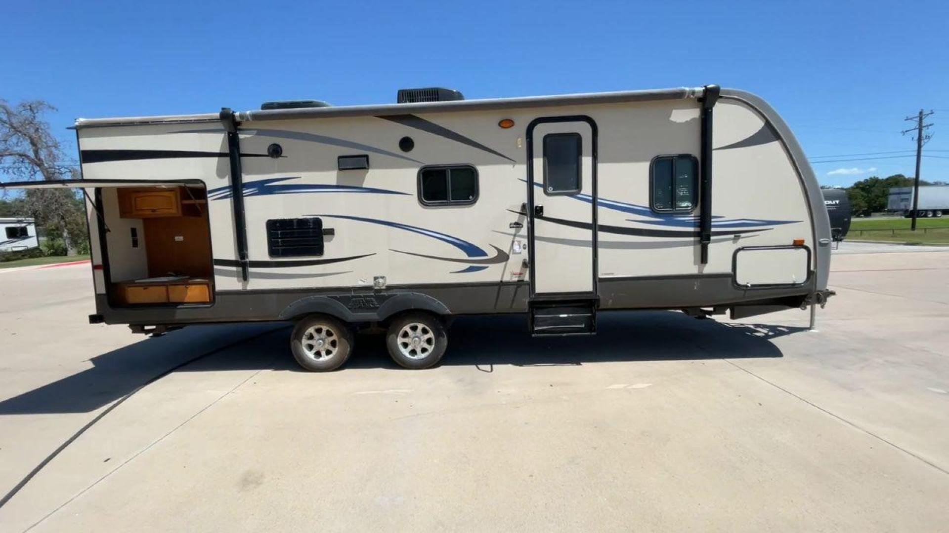 2013 CROSSROADS SUNSET TRAIL 25RB (4V0TC2522DB) , Length: 30.17 ft. | Dry Weight: 5,874 lbs. | Gross Weight: 7,722 lbs. | Slides: 1 transmission, located at 4319 N Main St, Cleburne, TX, 76033, (817) 678-5133, 32.385960, -97.391212 - Photo#2