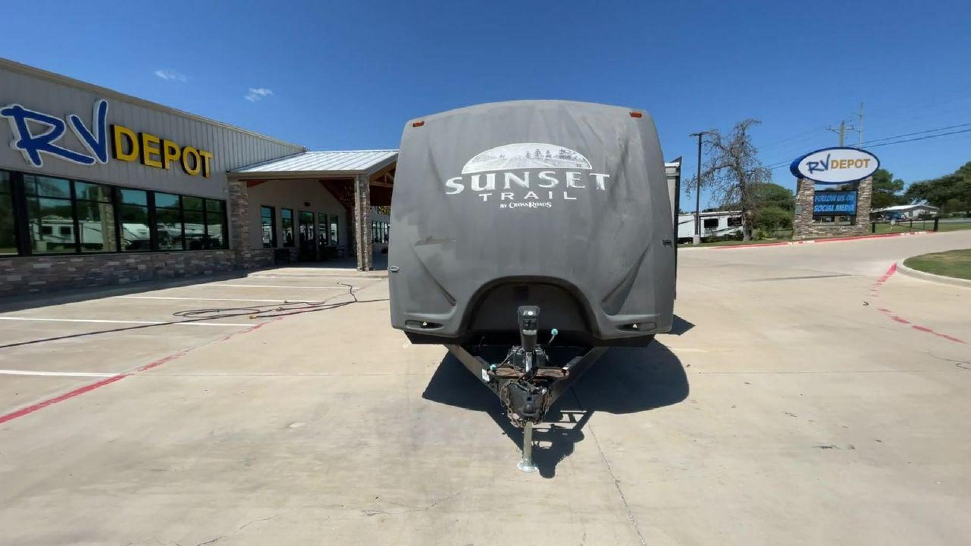 2013 CROSSROADS SUNSET TRAIL 25RB (4V0TC2522DB) , Length: 30.17 ft. | Dry Weight: 5,874 lbs. | Gross Weight: 7,722 lbs. | Slides: 1 transmission, located at 4319 N Main St, Cleburne, TX, 76033, (817) 678-5133, 32.385960, -97.391212 - Photo#4