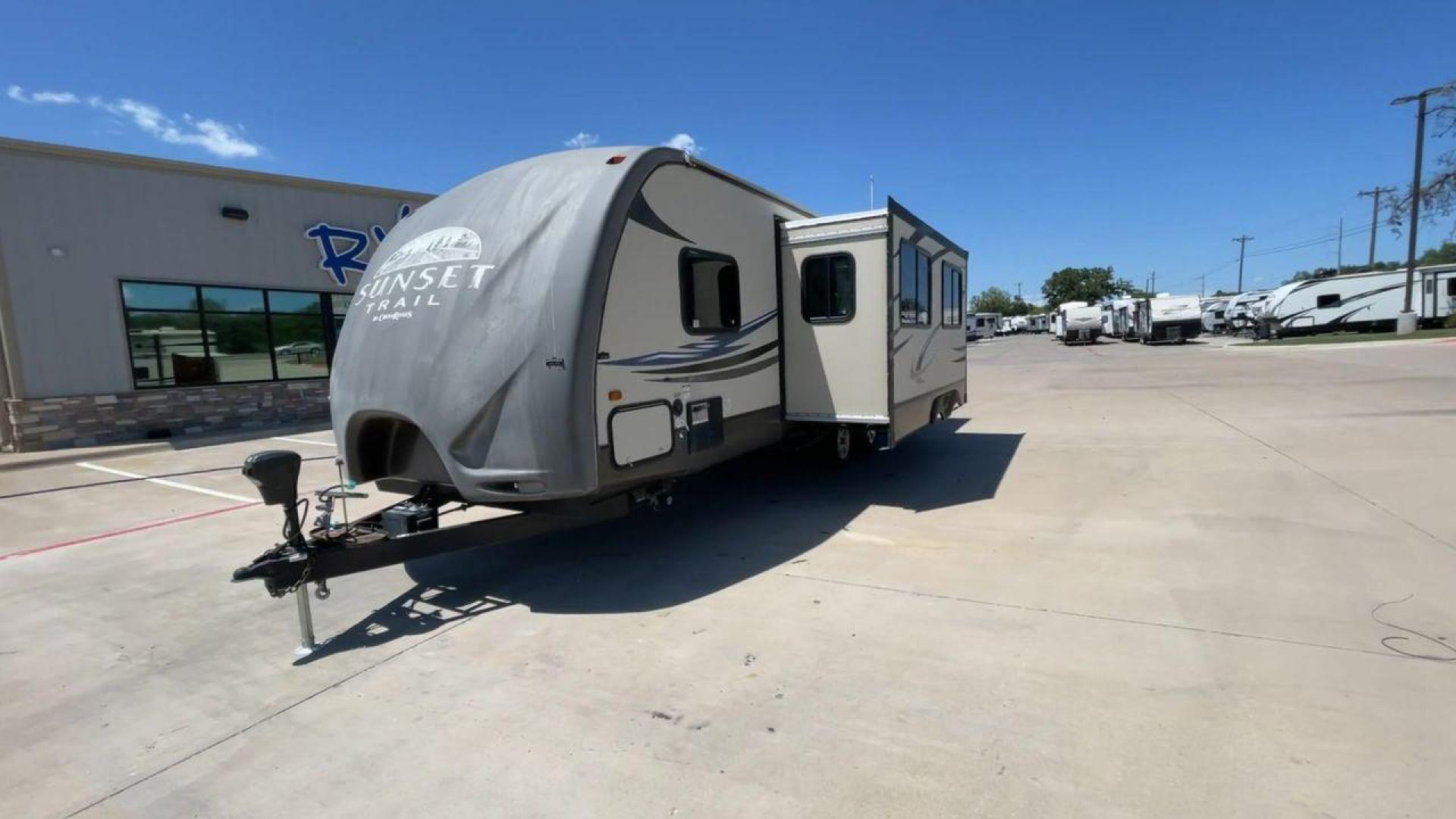 2013 CROSSROADS SUNSET TRAIL 25RB (4V0TC2522DB) , Length: 30.17 ft. | Dry Weight: 5,874 lbs. | Gross Weight: 7,722 lbs. | Slides: 1 transmission, located at 4319 N Main St, Cleburne, TX, 76033, (817) 678-5133, 32.385960, -97.391212 - Photo#5