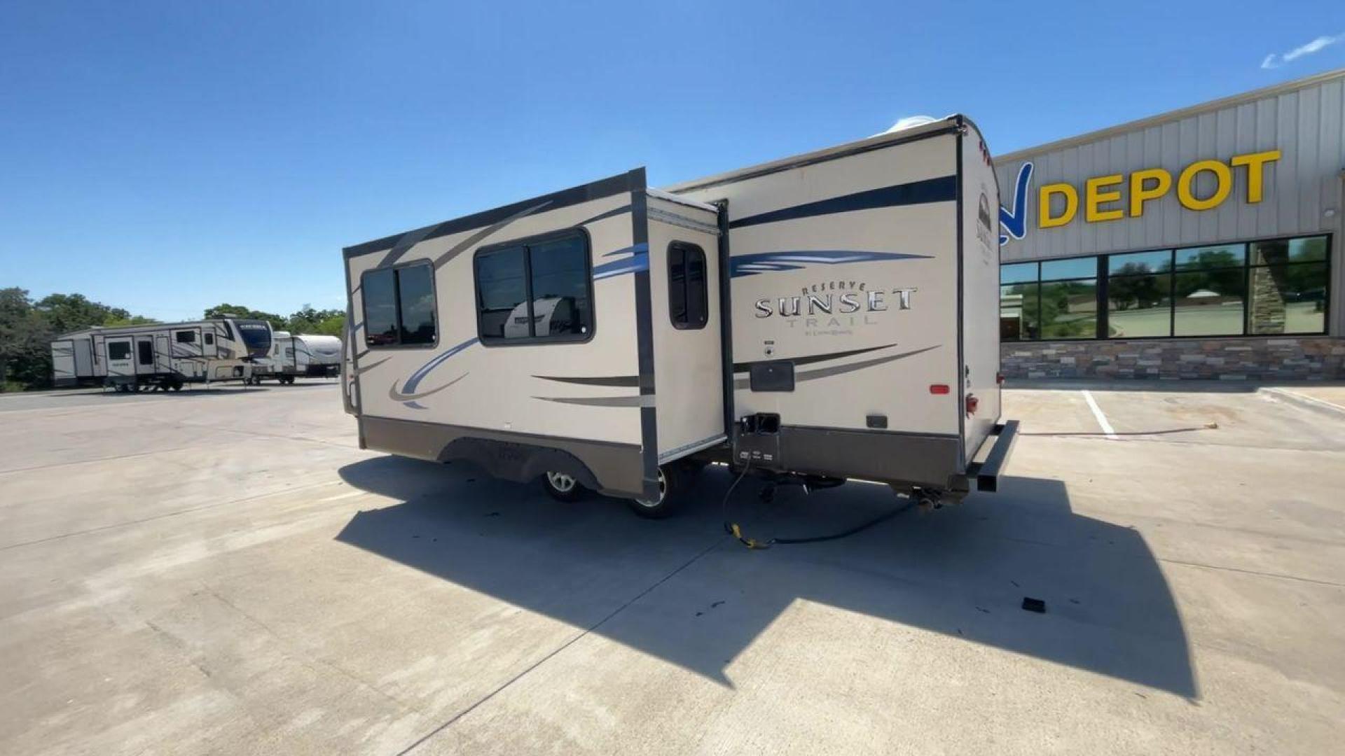 2013 CROSSROADS SUNSET TRAIL 25RB (4V0TC2522DB) , Length: 30.17 ft. | Dry Weight: 5,874 lbs. | Gross Weight: 7,722 lbs. | Slides: 1 transmission, located at 4319 N Main St, Cleburne, TX, 76033, (817) 678-5133, 32.385960, -97.391212 - Photo#7