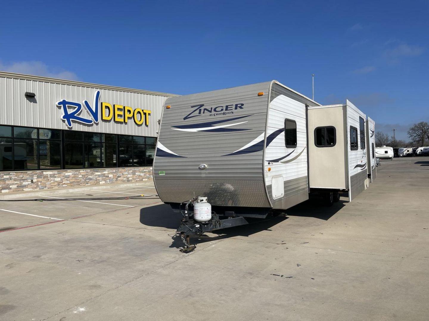 2013 CROSSROADS ZINGER - (4V0TC3122DA) , located at 4319 N Main St, Cleburne, TX, 76033, (817) 678-5133, 32.385960, -97.391212 - Photo#0