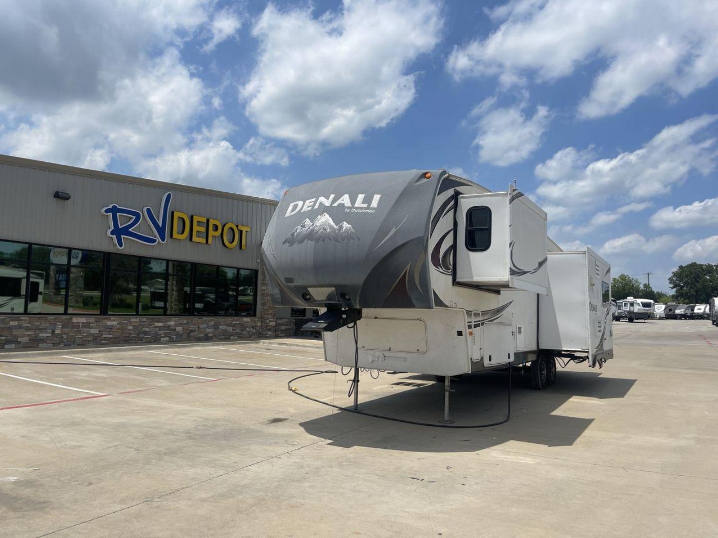 2013 WHITE DENALI 319RLS (47CFD1S24DP) , Length: 35.5 ft. | Dry Weight: 9,326 lbs. | Slides: 3 transmission, located at 4319 N Main St, Cleburne, TX, 76033, (817) 678-5133, 32.385960, -97.391212 - Looking for a nice-sized family fifth wheel suitable for residential living? Check out this 2013 Dutchmen Denali 319RLS! This fifth wheel measures 35.5 feet long and 12.08 feet tall. It has a dry weight of 9,326 lbs. and a payload capacity of 2,866 lbs. It includes three power slides as well as o - Photo#0