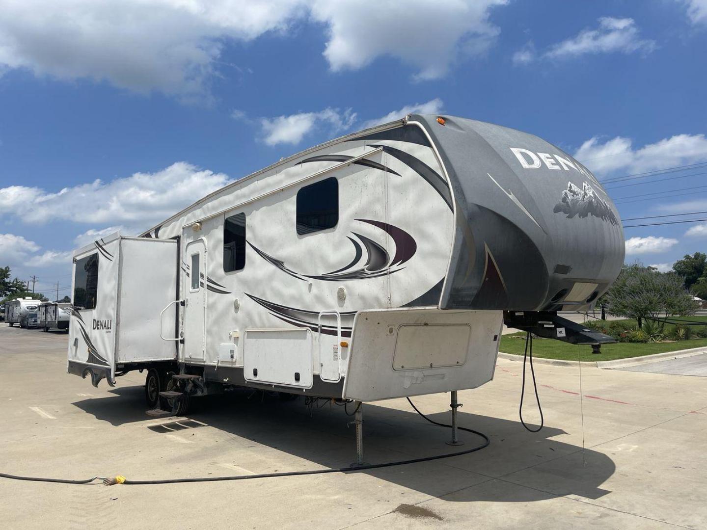 2013 WHITE DENALI 319RLS (47CFD1S24DP) , Length: 35.5 ft. | Dry Weight: 9,326 lbs. | Slides: 3 transmission, located at 4319 N Main St, Cleburne, TX, 76033, (817) 678-5133, 32.385960, -97.391212 - Looking for a nice-sized family fifth wheel suitable for residential living? Check out this 2013 Dutchmen Denali 319RLS! This fifth wheel measures 35.5 feet long and 12.08 feet tall. It has a dry weight of 9,326 lbs. and a payload capacity of 2,866 lbs. It includes three power slides as well as o - Photo#22