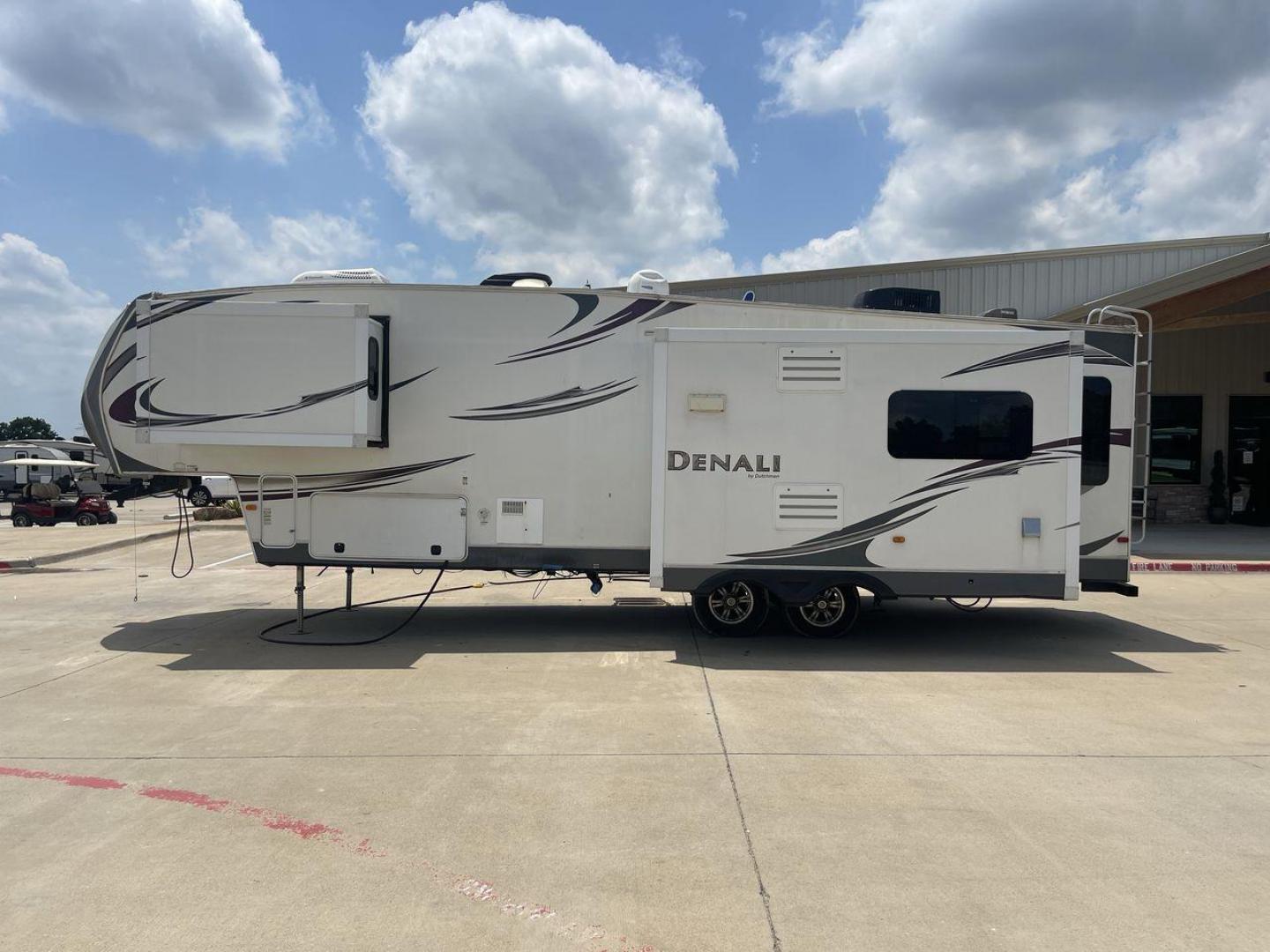 2013 WHITE DENALI 319RLS (47CFD1S24DP) , Length: 35.5 ft. | Dry Weight: 9,326 lbs. | Slides: 3 transmission, located at 4319 N Main St, Cleburne, TX, 76033, (817) 678-5133, 32.385960, -97.391212 - Looking for a nice-sized family fifth wheel suitable for residential living? Check out this 2013 Dutchmen Denali 319RLS! This fifth wheel measures 35.5 feet long and 12.08 feet tall. It has a dry weight of 9,326 lbs. and a payload capacity of 2,866 lbs. It includes three power slides as well as o - Photo#23