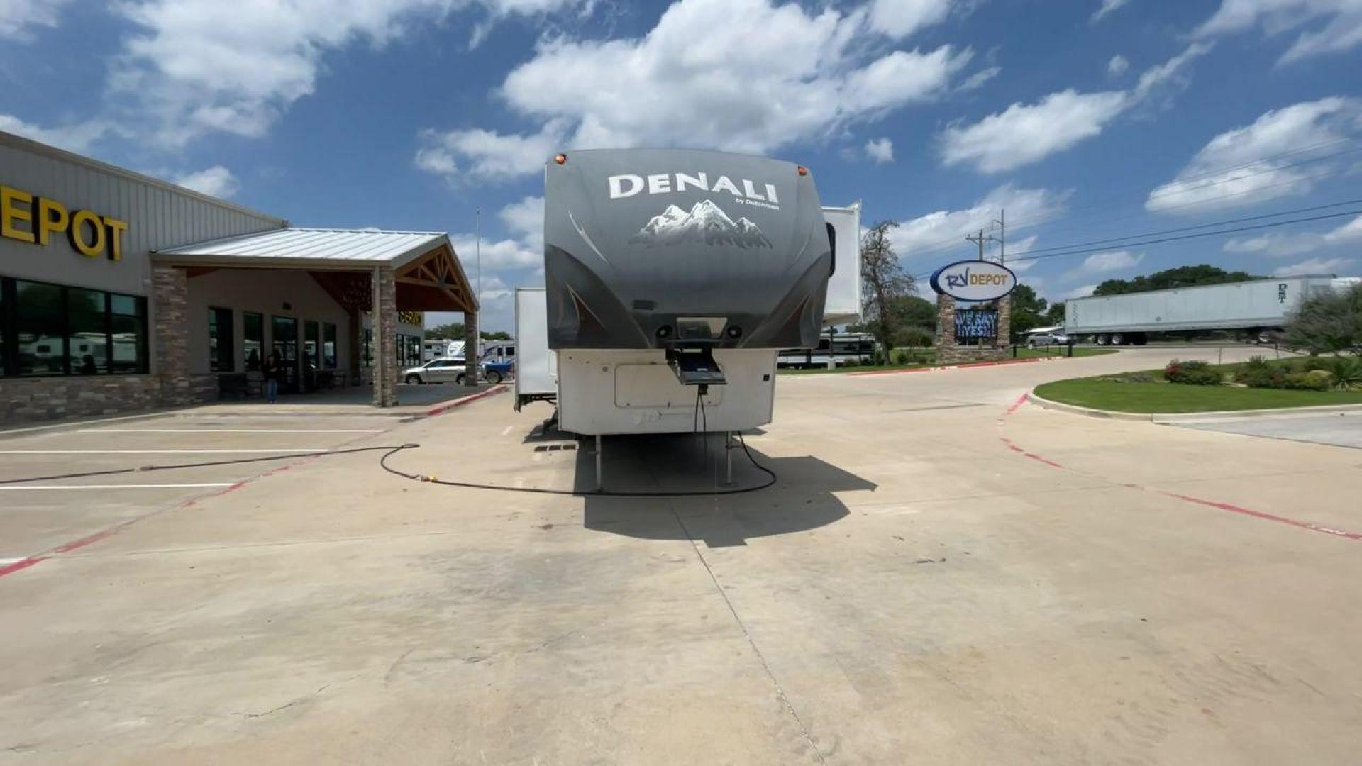 2013 WHITE DENALI 319RLS (47CFD1S24DP) , Length: 35.5 ft. | Dry Weight: 9,326 lbs. | Slides: 3 transmission, located at 4319 N Main St, Cleburne, TX, 76033, (817) 678-5133, 32.385960, -97.391212 - Looking for a nice-sized family fifth wheel suitable for residential living? Check out this 2013 Dutchmen Denali 319RLS! This fifth wheel measures 35.5 feet long and 12.08 feet tall. It has a dry weight of 9,326 lbs. and a payload capacity of 2,866 lbs. It includes three power slides as well as o - Photo#4