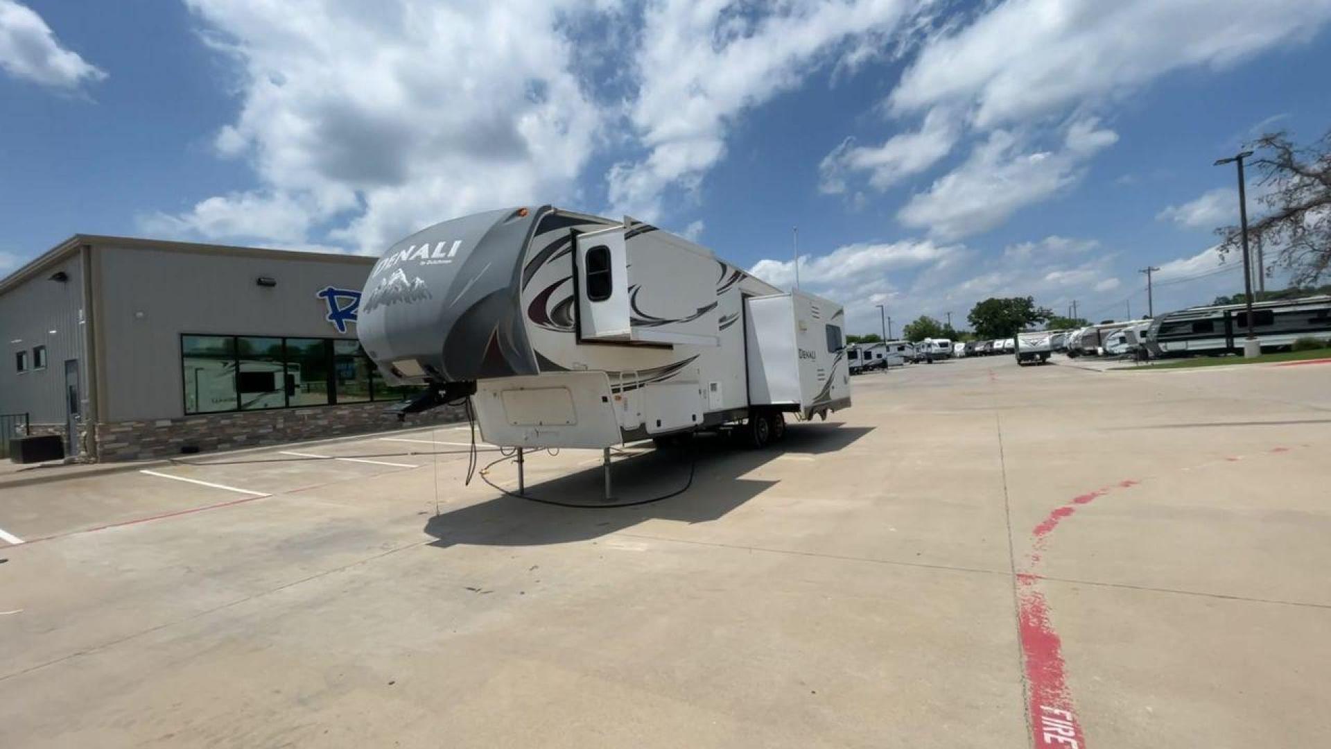 2013 WHITE DENALI 319RLS (47CFD1S24DP) , Length: 35.5 ft. | Dry Weight: 9,326 lbs. | Slides: 3 transmission, located at 4319 N Main St, Cleburne, TX, 76033, (817) 678-5133, 32.385960, -97.391212 - Looking for a nice-sized family fifth wheel suitable for residential living? Check out this 2013 Dutchmen Denali 319RLS! This fifth wheel measures 35.5 feet long and 12.08 feet tall. It has a dry weight of 9,326 lbs. and a payload capacity of 2,866 lbs. It includes three power slides as well as o - Photo#5