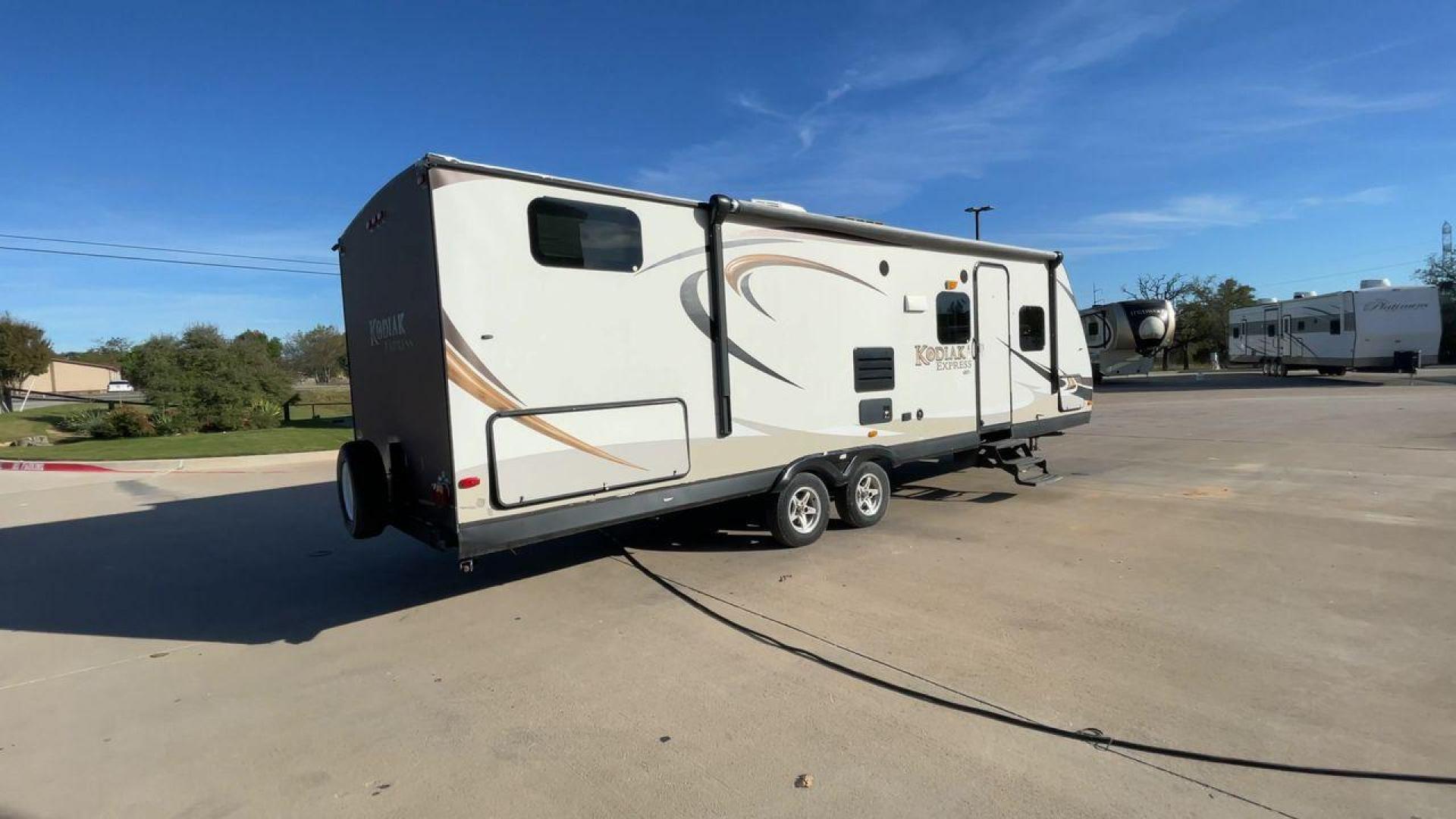 2013 DUTCHMEN KODIAK 284BHSL (47CTS5R24DK) , Length: 31.83 ft. | Dry Weight: 5,799 lbs. | Slides: 1 transmission, located at 4319 N Main St, Cleburne, TX, 76033, (817) 678-5133, 32.385960, -97.391212 - Photo#1