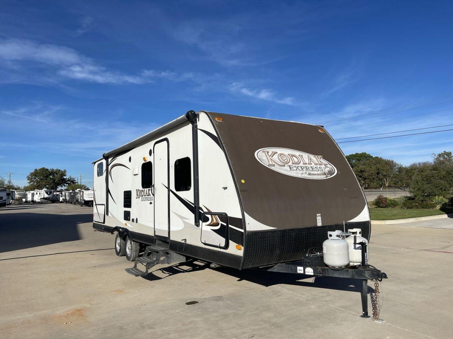 2013 DUTCHMEN KODIAK 284BHSL (47CTS5R24DK) , Length: 31.83 ft. | Dry Weight: 5,799 lbs. | Slides: 1 transmission, located at 4319 N Main St, Cleburne, TX, 76033, (817) 678-5133, 32.385960, -97.391212 - Photo#21