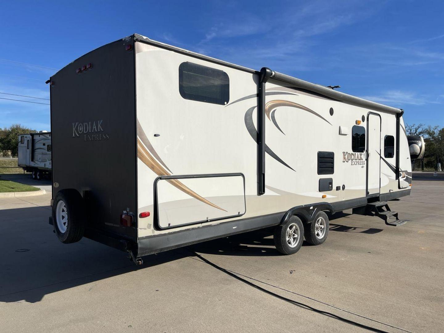 2013 DUTCHMEN KODIAK 284BHSL (47CTS5R24DK) , Length: 31.83 ft. | Dry Weight: 5,799 lbs. | Slides: 1 transmission, located at 4319 N Main St, Cleburne, TX, 76033, (817) 678-5133, 32.385960, -97.391212 - Photo#23