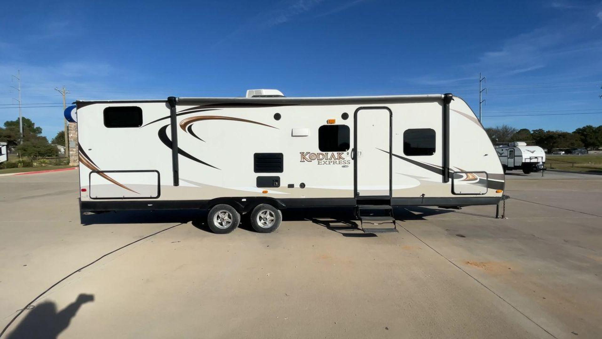 2013 DUTCHMEN KODIAK 284BHSL (47CTS5R24DK) , Length: 31.83 ft. | Dry Weight: 5,799 lbs. | Slides: 1 transmission, located at 4319 N Main St, Cleburne, TX, 76033, (817) 678-5133, 32.385960, -97.391212 - Photo#2