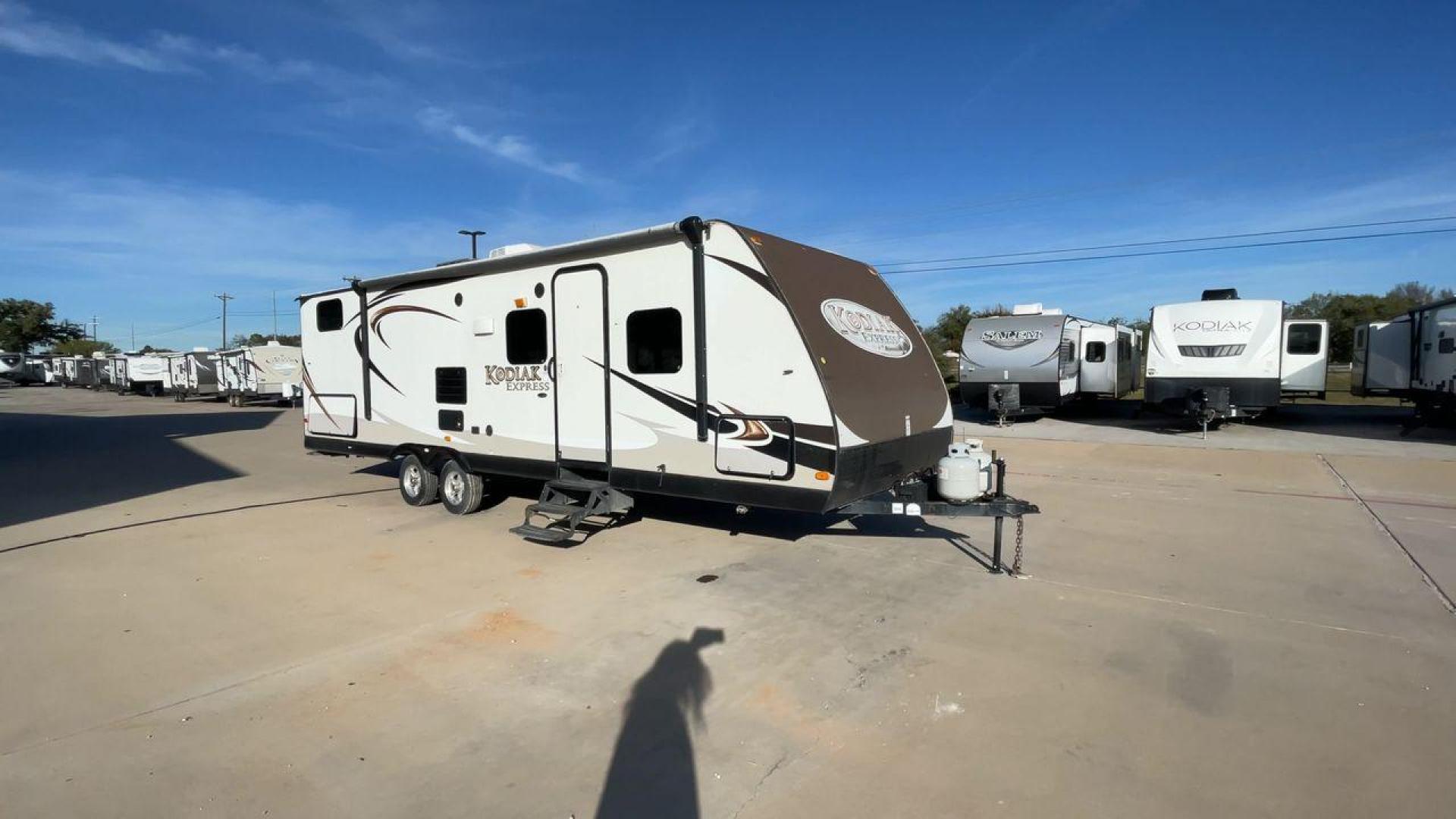 2013 DUTCHMEN KODIAK 284BHSL (47CTS5R24DK) , Length: 31.83 ft. | Dry Weight: 5,799 lbs. | Slides: 1 transmission, located at 4319 N Main St, Cleburne, TX, 76033, (817) 678-5133, 32.385960, -97.391212 - Photo#3