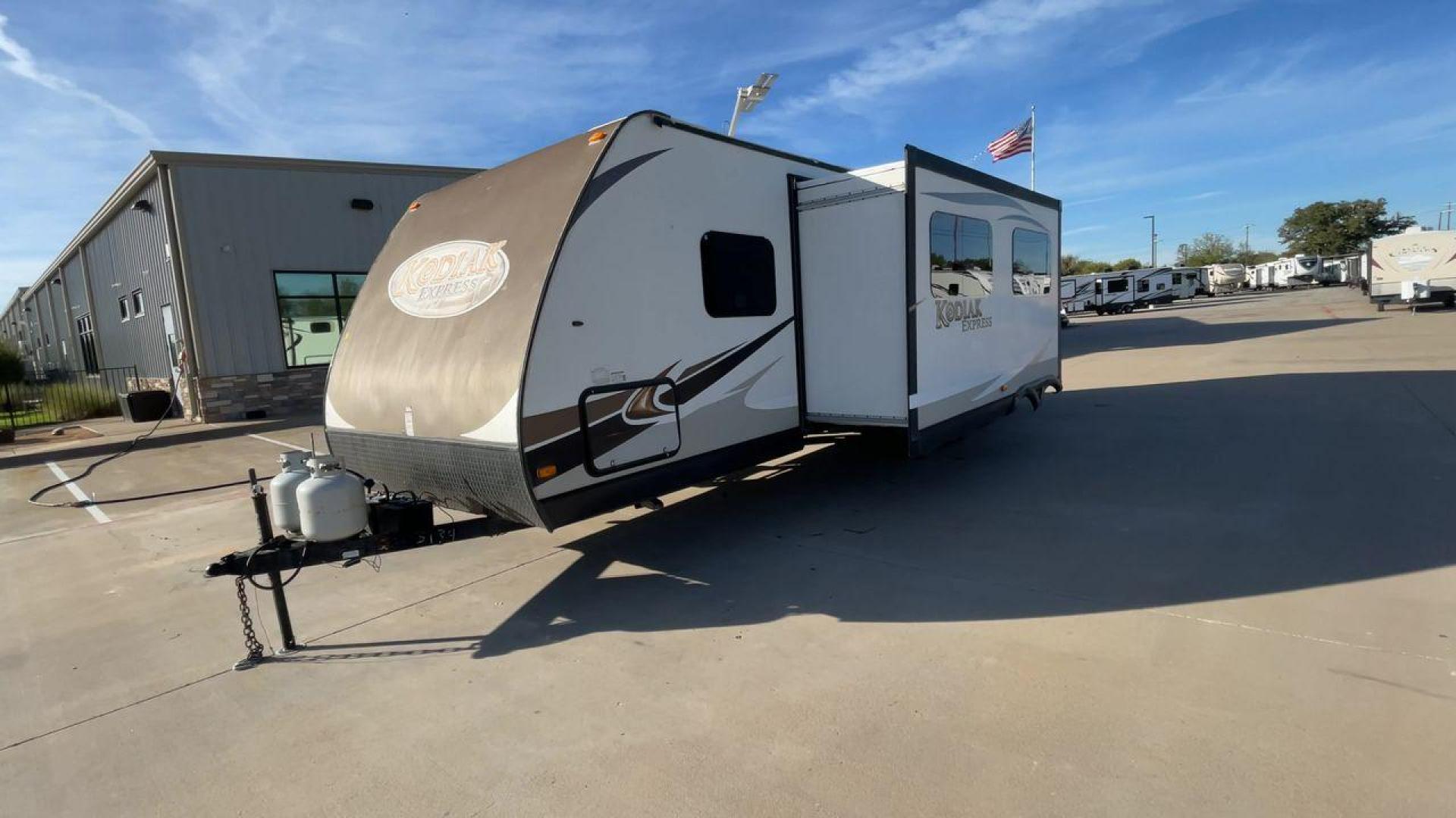 2013 DUTCHMEN KODIAK 284BHSL (47CTS5R24DK) , Length: 31.83 ft. | Dry Weight: 5,799 lbs. | Slides: 1 transmission, located at 4319 N Main St, Cleburne, TX, 76033, (817) 678-5133, 32.385960, -97.391212 - Photo#5