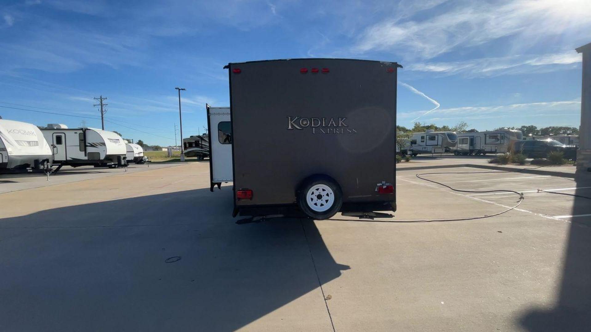 2013 DUTCHMEN KODIAK 284BHSL (47CTS5R24DK) , Length: 31.83 ft. | Dry Weight: 5,799 lbs. | Slides: 1 transmission, located at 4319 N Main St, Cleburne, TX, 76033, (817) 678-5133, 32.385960, -97.391212 - Photo#8