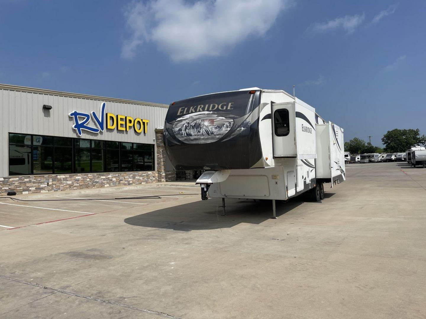 2013 ELKRIDGE 32TSRE - (5SFRG3623DE) , Length: 36.92 ft. | Dry Weight: 10,502 lbs. | Gross Weight: 14,405 lbs. | Slides: 3 transmission, located at 4319 N Main St, Cleburne, TX, 76033, (817) 678-5133, 32.385960, -97.391212 - The 2013 Elkridge 32TSRE fifth wheel has dimensions of 36.92 ft length, 8 ft width, and 12.92 ft height. It has a dry weight of about 10,502 lbs with a payload capacity of 3,903 lbs. The GVWR of this unit is 14,405 lbs and has a hitch weight of 2,075 lbs. It comes with three power slideouts and one - Photo#0