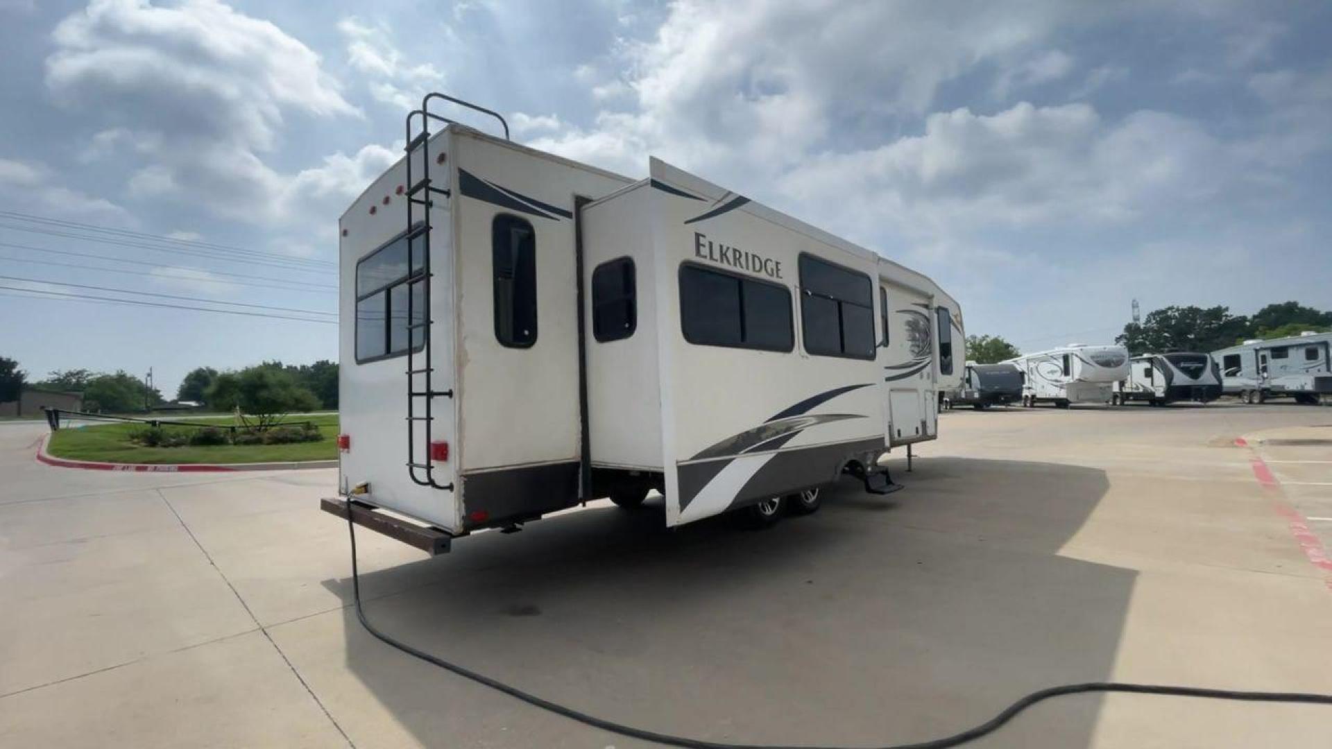 2013 ELKRIDGE 32TSRE - (5SFRG3623DE) , Length: 36.92 ft. | Dry Weight: 10,502 lbs. | Gross Weight: 14,405 lbs. | Slides: 3 transmission, located at 4319 N Main St, Cleburne, TX, 76033, (817) 678-5133, 32.385960, -97.391212 - The 2013 Elkridge 32TSRE fifth wheel has dimensions of 36.92 ft length, 8 ft width, and 12.92 ft height. It has a dry weight of about 10,502 lbs with a payload capacity of 3,903 lbs. The GVWR of this unit is 14,405 lbs and has a hitch weight of 2,075 lbs. It comes with three power slideouts and one - Photo#1