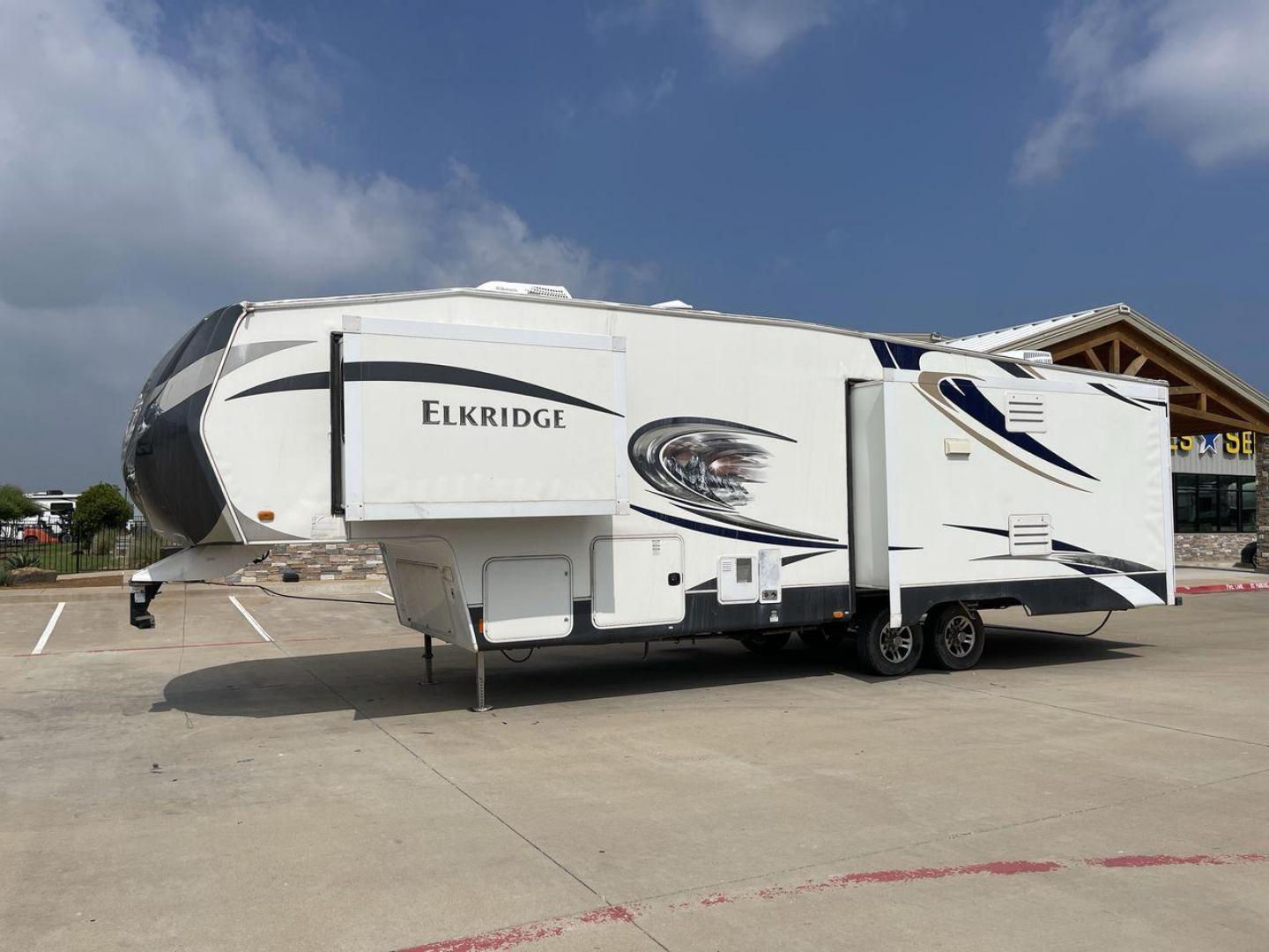 2013 ELKRIDGE 32TSRE - (5SFRG3623DE) , Length: 36.92 ft. | Dry Weight: 10,502 lbs. | Gross Weight: 14,405 lbs. | Slides: 3 transmission, located at 4319 N Main St, Cleburne, TX, 76033, (817) 678-5133, 32.385960, -97.391212 - The 2013 Elkridge 32TSRE fifth wheel has dimensions of 36.92 ft length, 8 ft width, and 12.92 ft height. It has a dry weight of about 10,502 lbs with a payload capacity of 3,903 lbs. The GVWR of this unit is 14,405 lbs and has a hitch weight of 2,075 lbs. It comes with three power slideouts and one - Photo#23