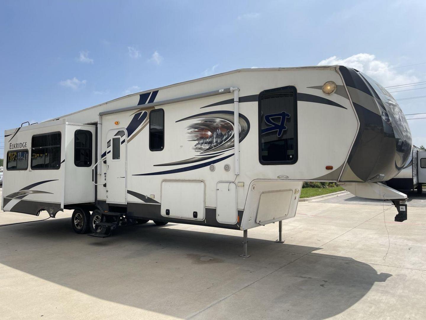 2013 ELKRIDGE 32TSRE - (5SFRG3623DE) , Length: 36.92 ft. | Dry Weight: 10,502 lbs. | Gross Weight: 14,405 lbs. | Slides: 3 transmission, located at 4319 N Main St, Cleburne, TX, 76033, (817) 678-5133, 32.385960, -97.391212 - The 2013 Elkridge 32TSRE fifth wheel has dimensions of 36.92 ft length, 8 ft width, and 12.92 ft height. It has a dry weight of about 10,502 lbs with a payload capacity of 3,903 lbs. The GVWR of this unit is 14,405 lbs and has a hitch weight of 2,075 lbs. It comes with three power slideouts and one - Photo#24