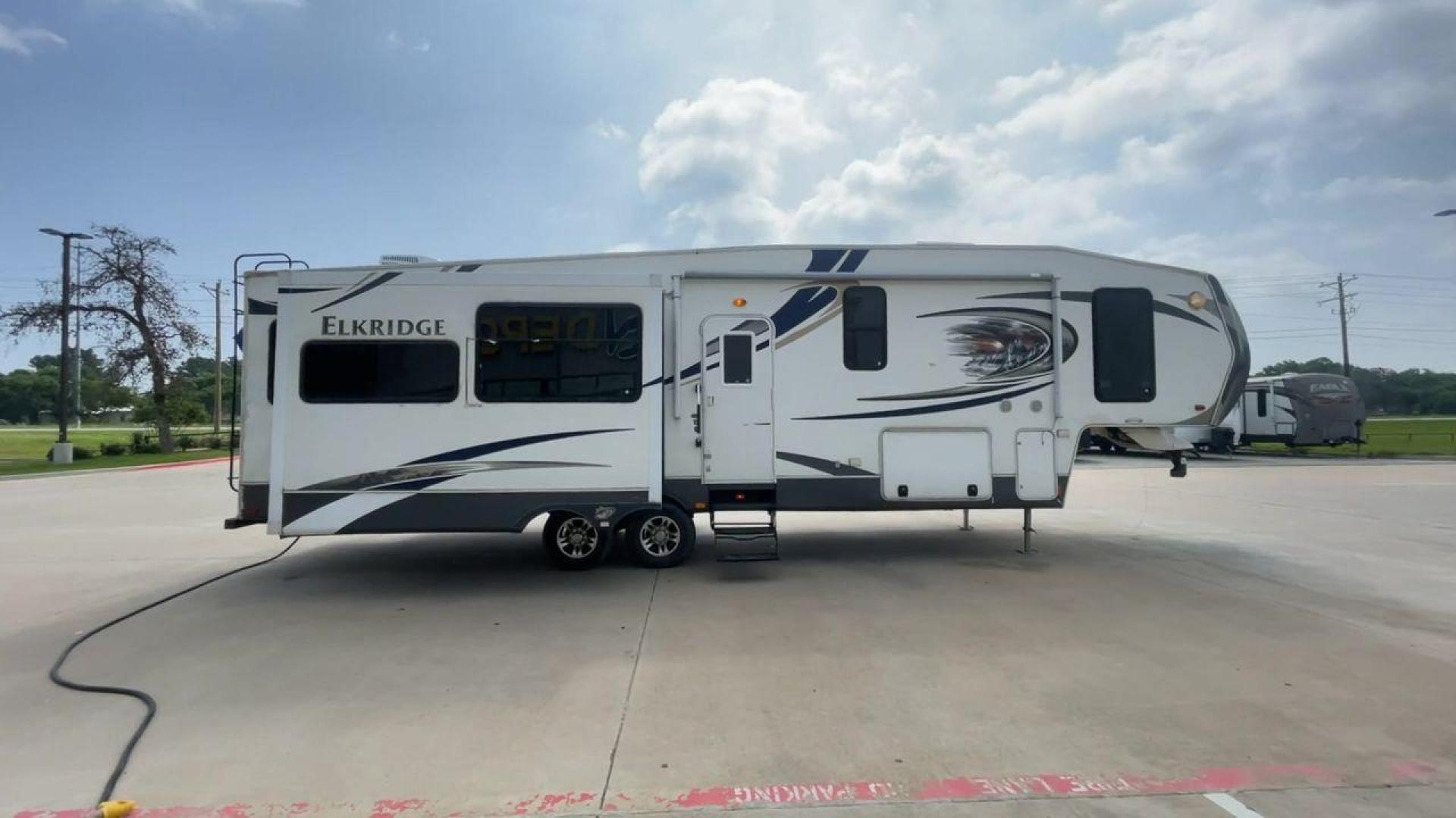 2013 ELKRIDGE 32TSRE - (5SFRG3623DE) , Length: 36.92 ft. | Dry Weight: 10,502 lbs. | Gross Weight: 14,405 lbs. | Slides: 3 transmission, located at 4319 N Main St, Cleburne, TX, 76033, (817) 678-5133, 32.385960, -97.391212 - The 2013 Elkridge 32TSRE fifth wheel has dimensions of 36.92 ft length, 8 ft width, and 12.92 ft height. It has a dry weight of about 10,502 lbs with a payload capacity of 3,903 lbs. The GVWR of this unit is 14,405 lbs and has a hitch weight of 2,075 lbs. It comes with three power slideouts and one - Photo#2