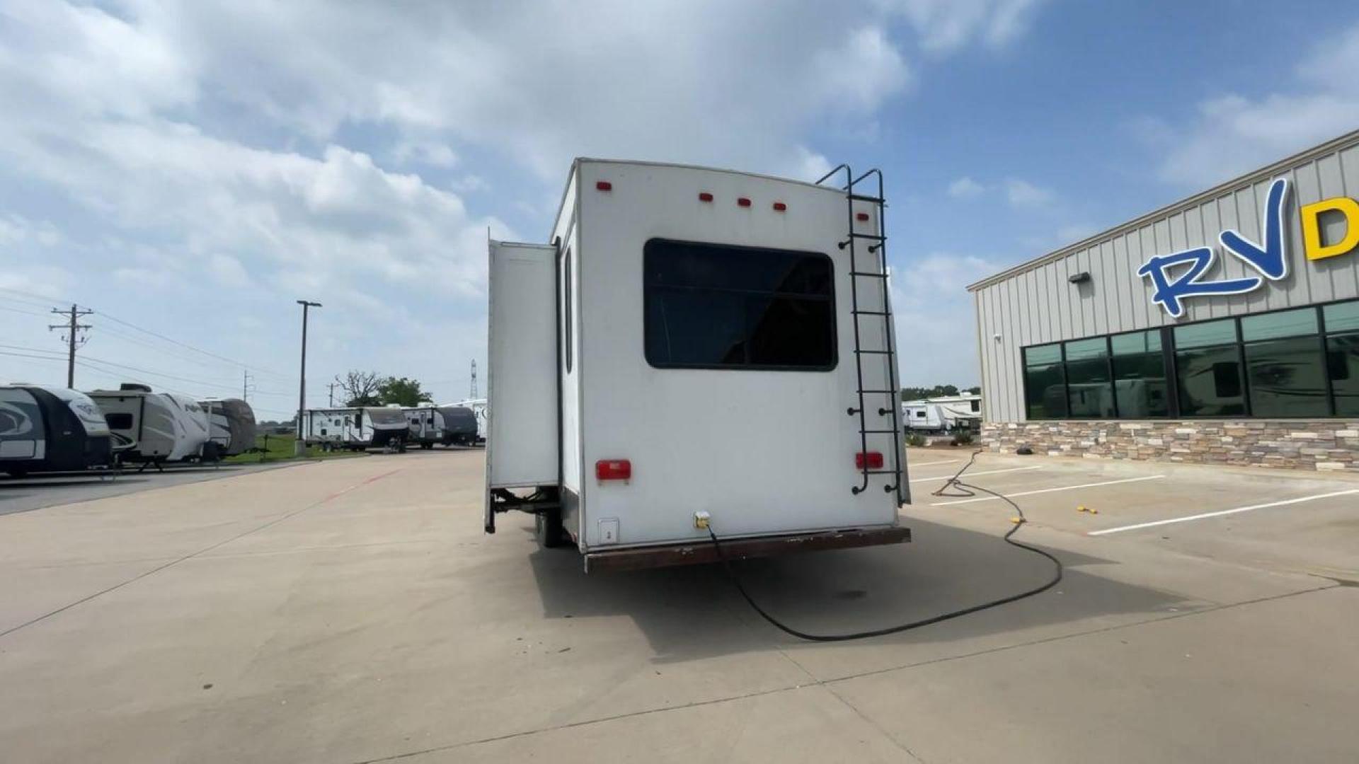 2013 ELKRIDGE 32TSRE - (5SFRG3623DE) , Length: 36.92 ft. | Dry Weight: 10,502 lbs. | Gross Weight: 14,405 lbs. | Slides: 3 transmission, located at 4319 N Main St, Cleburne, TX, 76033, (817) 678-5133, 32.385960, -97.391212 - The 2013 Elkridge 32TSRE fifth wheel has dimensions of 36.92 ft length, 8 ft width, and 12.92 ft height. It has a dry weight of about 10,502 lbs with a payload capacity of 3,903 lbs. The GVWR of this unit is 14,405 lbs and has a hitch weight of 2,075 lbs. It comes with three power slideouts and one - Photo#8