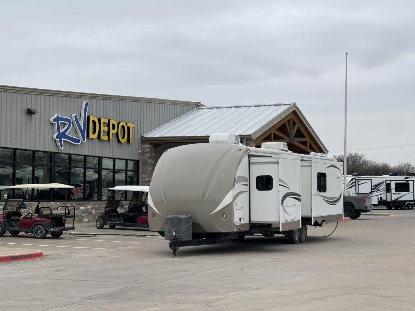 2013 WHITE ENTERRA 316RKS (5RXTE3120D2) , Length: 36.75 ft. | Dry Weight: 7,612 lbs. | Gross Weight: 10,970 lbs. | Slides: 3 transmission, located at 4319 N Main St, Cleburne, TX, 76033, (817) 678-5133, 32.385960, -97.391212 - Photo#0