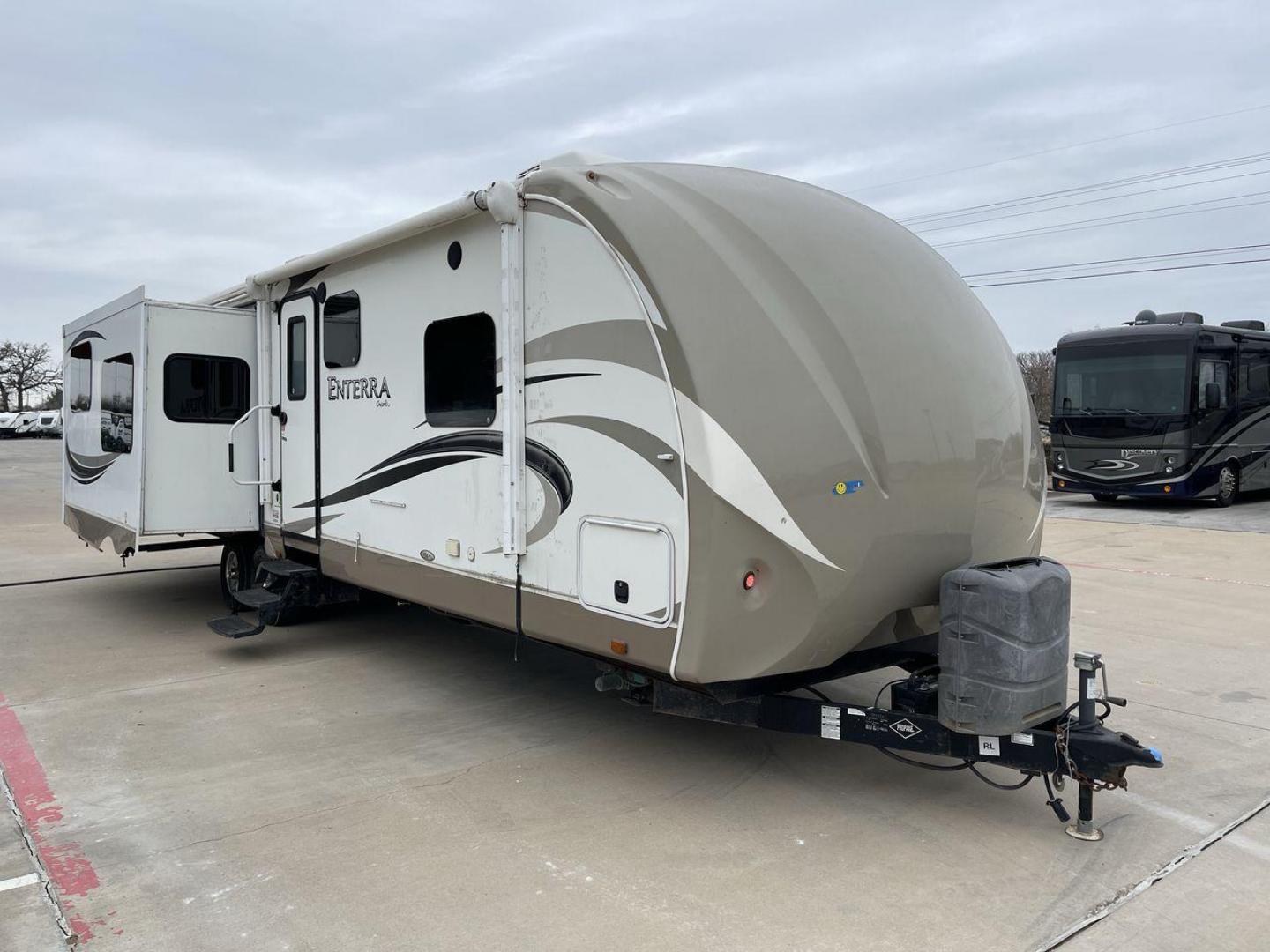 2013 WHITE ENTERRA 316RKS (5RXTE3120D2) , Length: 36.75 ft. | Dry Weight: 7,612 lbs. | Gross Weight: 10,970 lbs. | Slides: 3 transmission, located at 4319 N Main St, Cleburne, TX, 76033, (817) 678-5133, 32.385960, -97.391212 - Photo#22