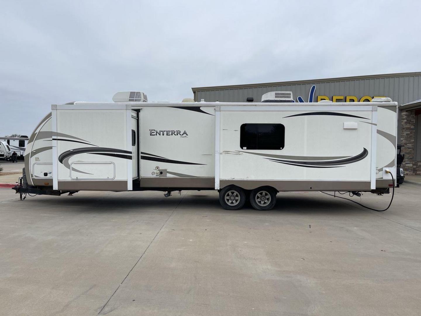 2013 WHITE ENTERRA 316RKS (5RXTE3120D2) , Length: 36.75 ft. | Dry Weight: 7,612 lbs. | Gross Weight: 10,970 lbs. | Slides: 3 transmission, located at 4319 N Main St, Cleburne, TX, 76033, (817) 678-5133, 32.385960, -97.391212 - Photo#23