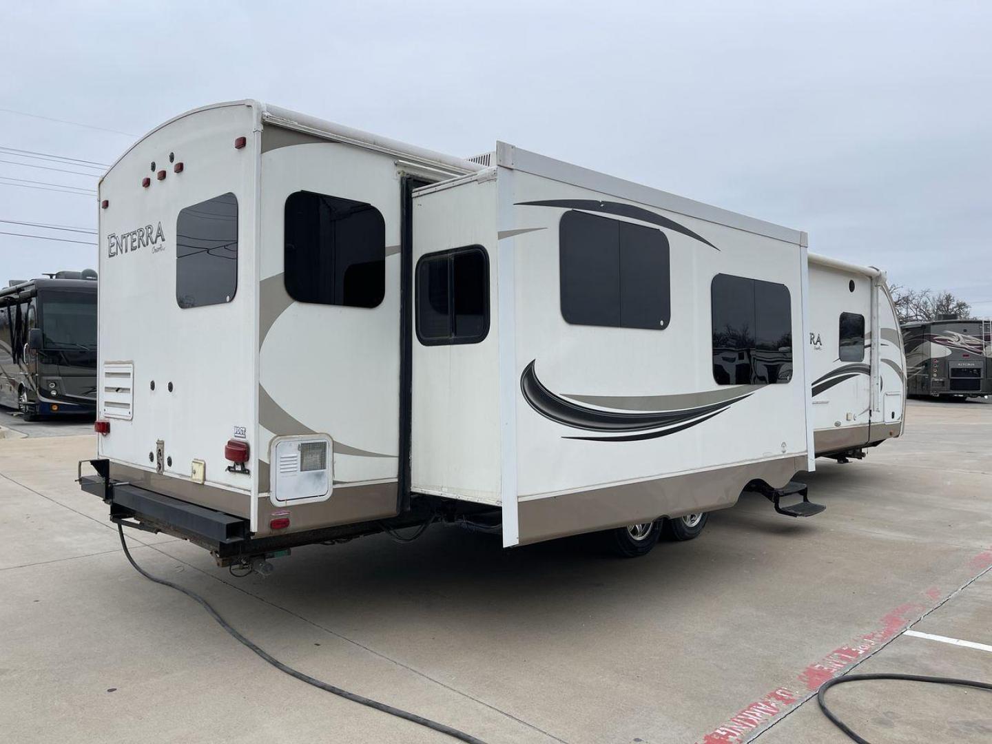 2013 WHITE ENTERRA 316RKS (5RXTE3120D2) , Length: 36.75 ft. | Dry Weight: 7,612 lbs. | Gross Weight: 10,970 lbs. | Slides: 3 transmission, located at 4319 N Main St, Cleburne, TX, 76033, (817) 678-5133, 32.385960, -97.391212 - Photo#24