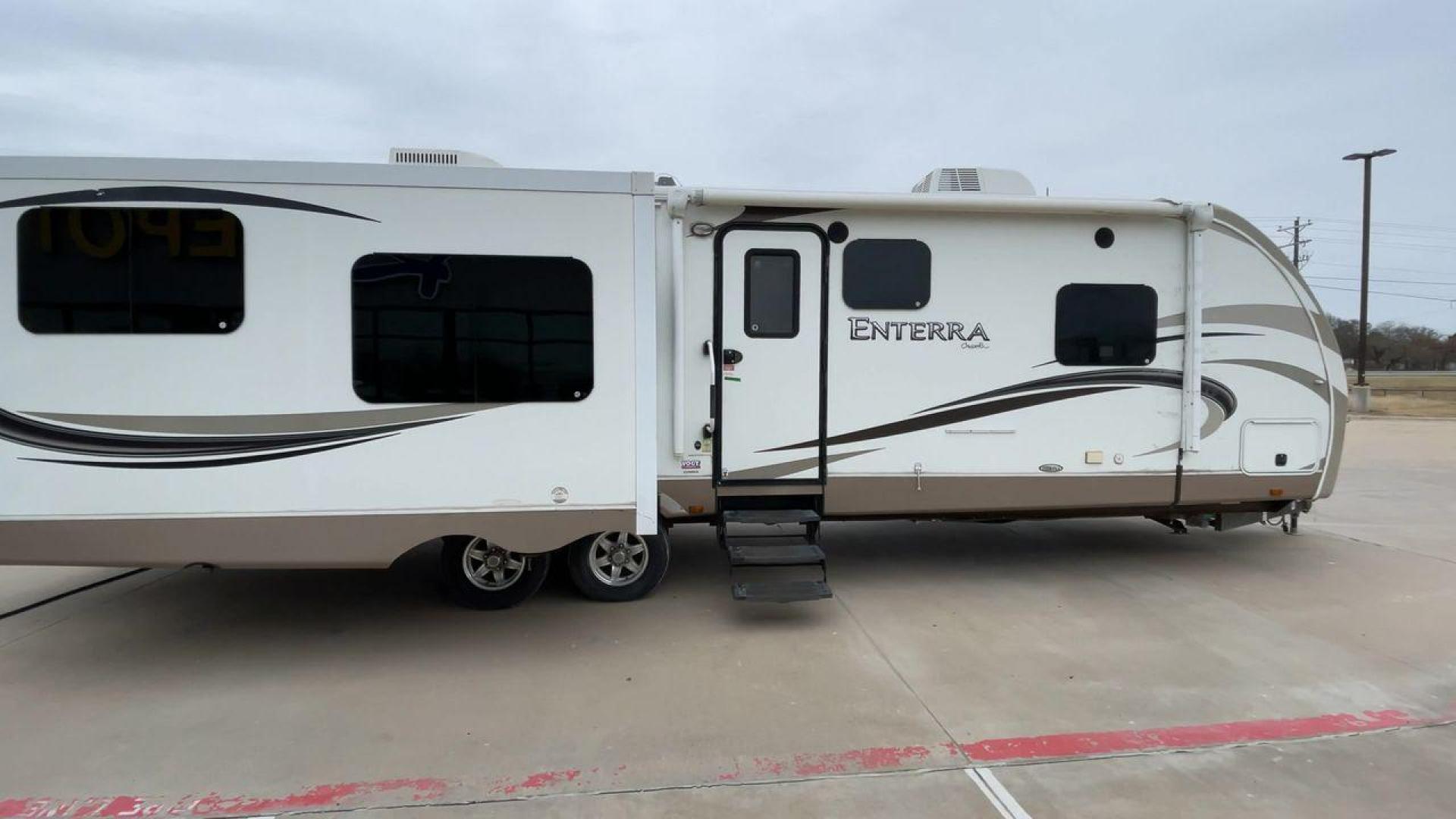 2013 WHITE ENTERRA 316RKS (5RXTE3120D2) , Length: 36.75 ft. | Dry Weight: 7,612 lbs. | Gross Weight: 10,970 lbs. | Slides: 3 transmission, located at 4319 N Main St, Cleburne, TX, 76033, (817) 678-5133, 32.385960, -97.391212 - Photo#2