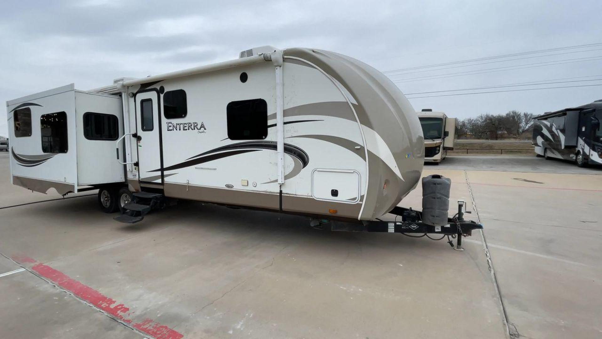 2013 WHITE ENTERRA 316RKS (5RXTE3120D2) , Length: 36.75 ft. | Dry Weight: 7,612 lbs. | Gross Weight: 10,970 lbs. | Slides: 3 transmission, located at 4319 N Main St, Cleburne, TX, 76033, (817) 678-5133, 32.385960, -97.391212 - Photo#3