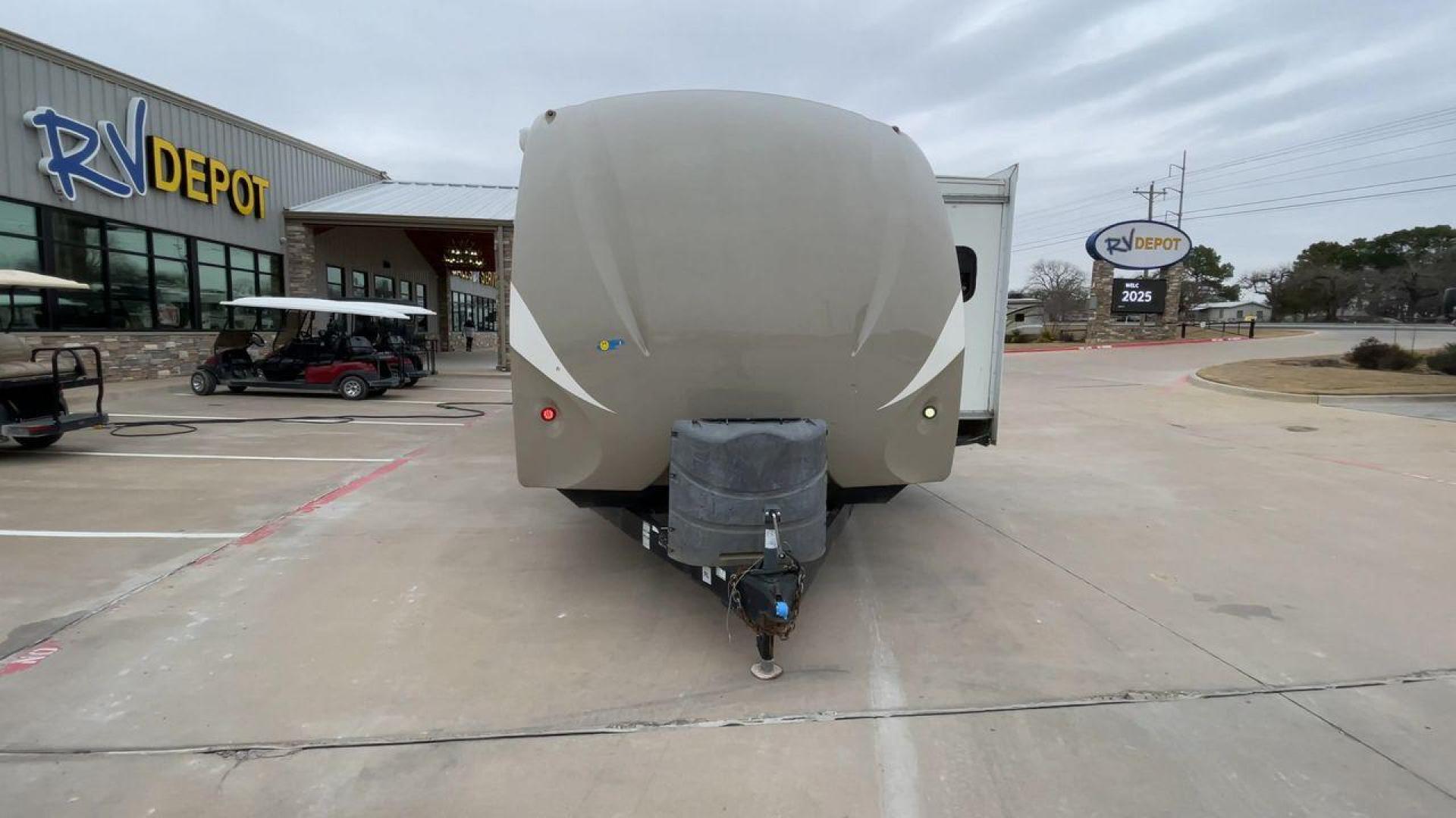 2013 WHITE ENTERRA 316RKS (5RXTE3120D2) , Length: 36.75 ft. | Dry Weight: 7,612 lbs. | Gross Weight: 10,970 lbs. | Slides: 3 transmission, located at 4319 N Main St, Cleburne, TX, 76033, (817) 678-5133, 32.385960, -97.391212 - Photo#4