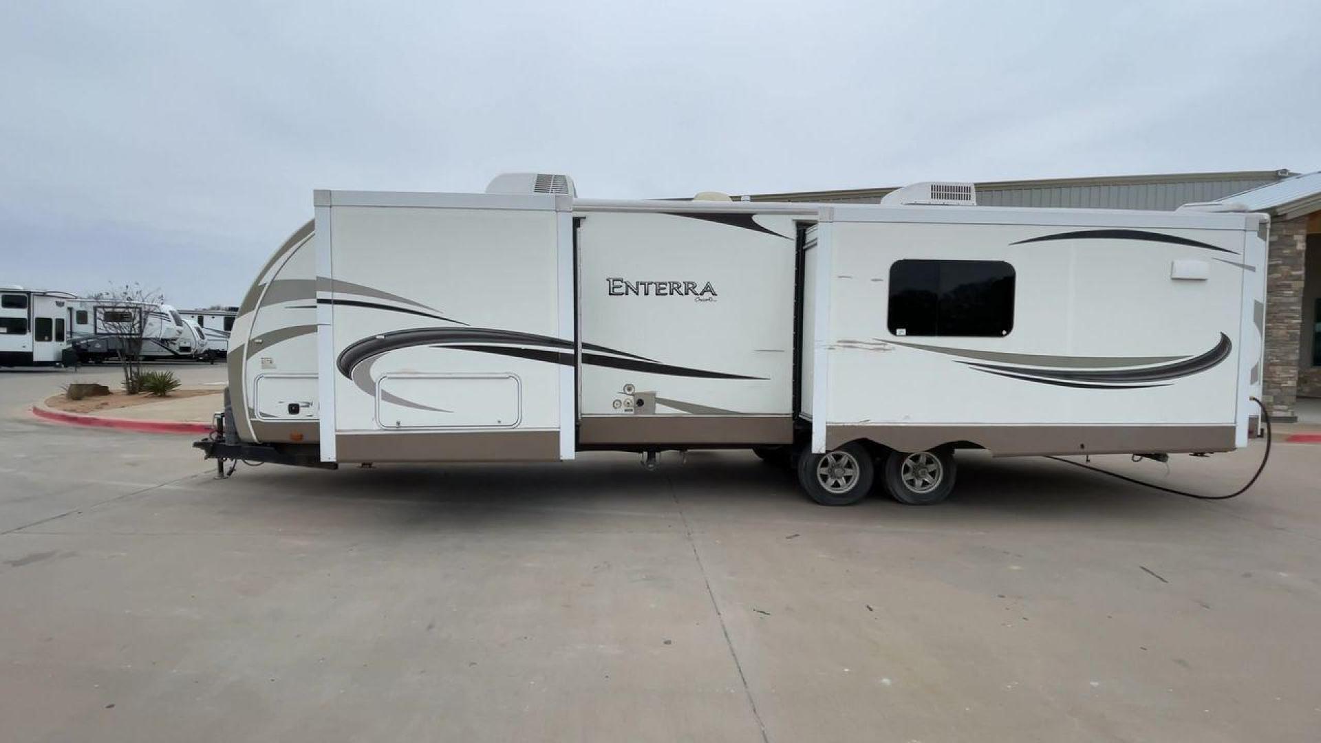 2013 WHITE ENTERRA 316RKS (5RXTE3120D2) , Length: 36.75 ft. | Dry Weight: 7,612 lbs. | Gross Weight: 10,970 lbs. | Slides: 3 transmission, located at 4319 N Main St, Cleburne, TX, 76033, (817) 678-5133, 32.385960, -97.391212 - Photo#6