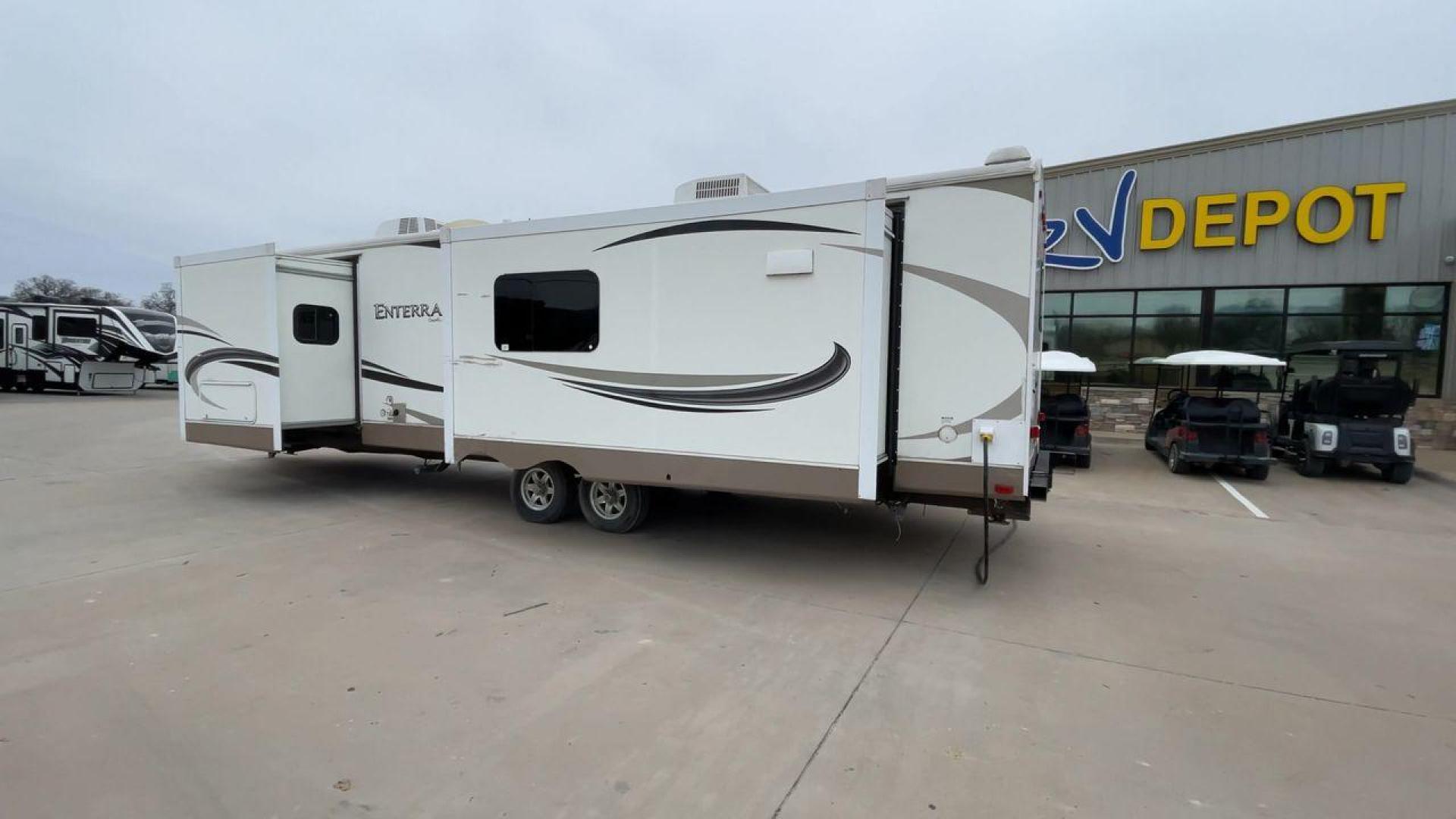 2013 WHITE ENTERRA 316RKS (5RXTE3120D2) , Length: 36.75 ft. | Dry Weight: 7,612 lbs. | Gross Weight: 10,970 lbs. | Slides: 3 transmission, located at 4319 N Main St, Cleburne, TX, 76033, (817) 678-5133, 32.385960, -97.391212 - Photo#7