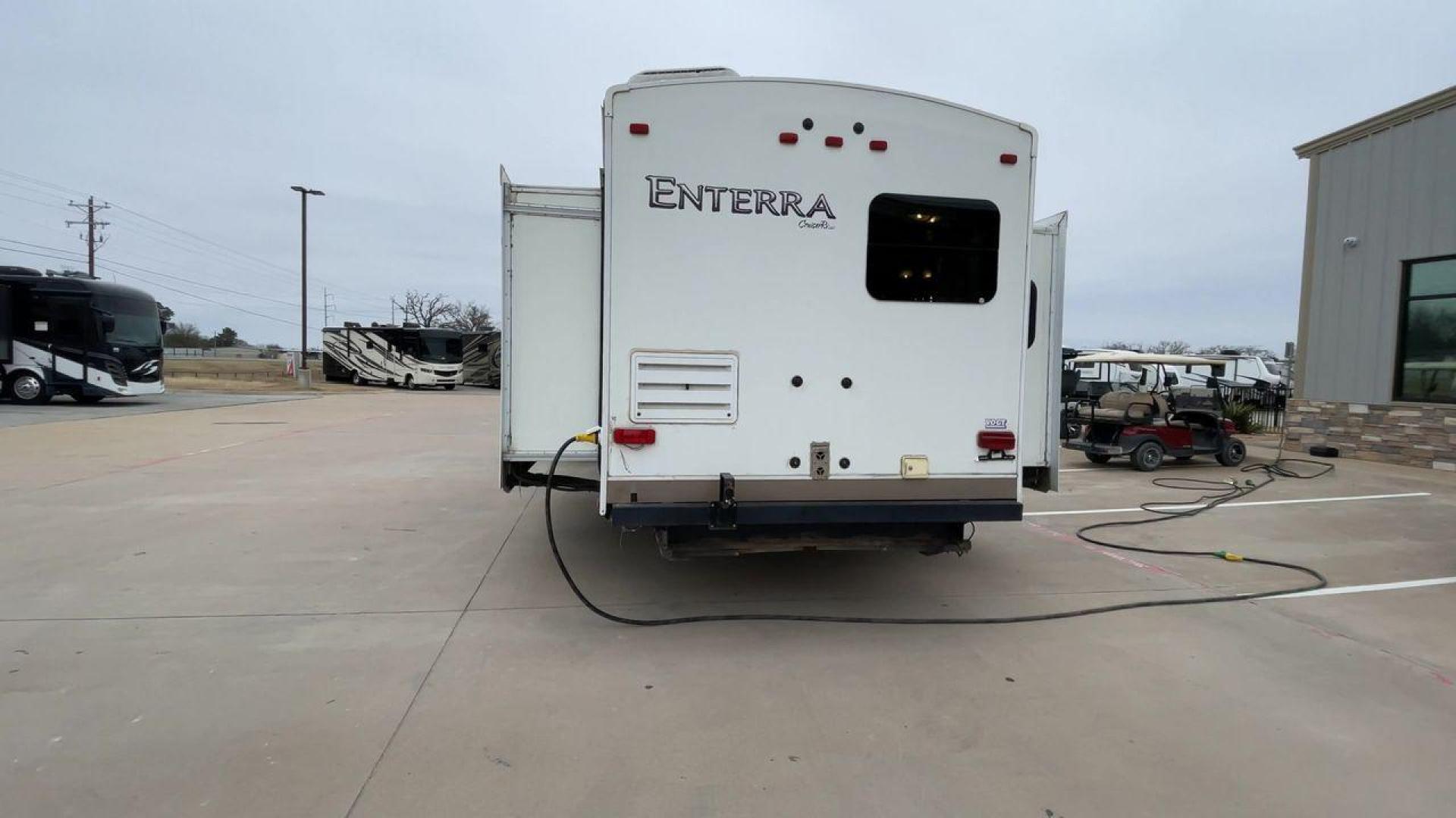 2013 WHITE ENTERRA 316RKS (5RXTE3120D2) , Length: 36.75 ft. | Dry Weight: 7,612 lbs. | Gross Weight: 10,970 lbs. | Slides: 3 transmission, located at 4319 N Main St, Cleburne, TX, 76033, (817) 678-5133, 32.385960, -97.391212 - Photo#8