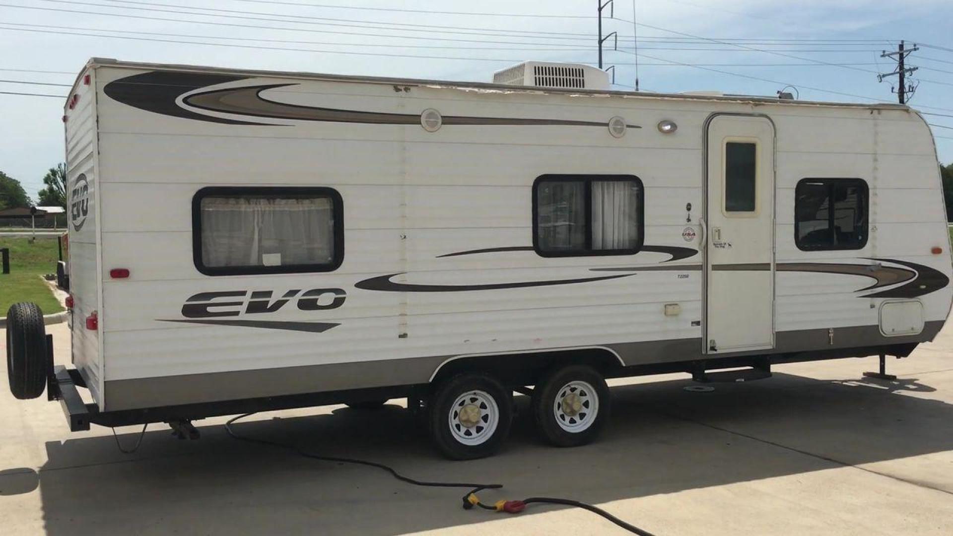 2013 WHITE FOREST RIVER EVO T1860 - (4X4TSJY20DC) , Length: 22.58 ft. | Slides: 0 transmission, located at 4319 N Main St, Cleburne, TX, 76033, (817) 678-5133, 32.385960, -97.391212 - The 2013 Forest River Evo T1860 Travel Trailer allows you to enjoy the beauty of nature. This 22.58-foot-long trailer is both compact and adaptable, providing a snug haven for your camping activities. While it lacks slides, it compensates with smart design elements and considerate amenities. Step in - Photo#1