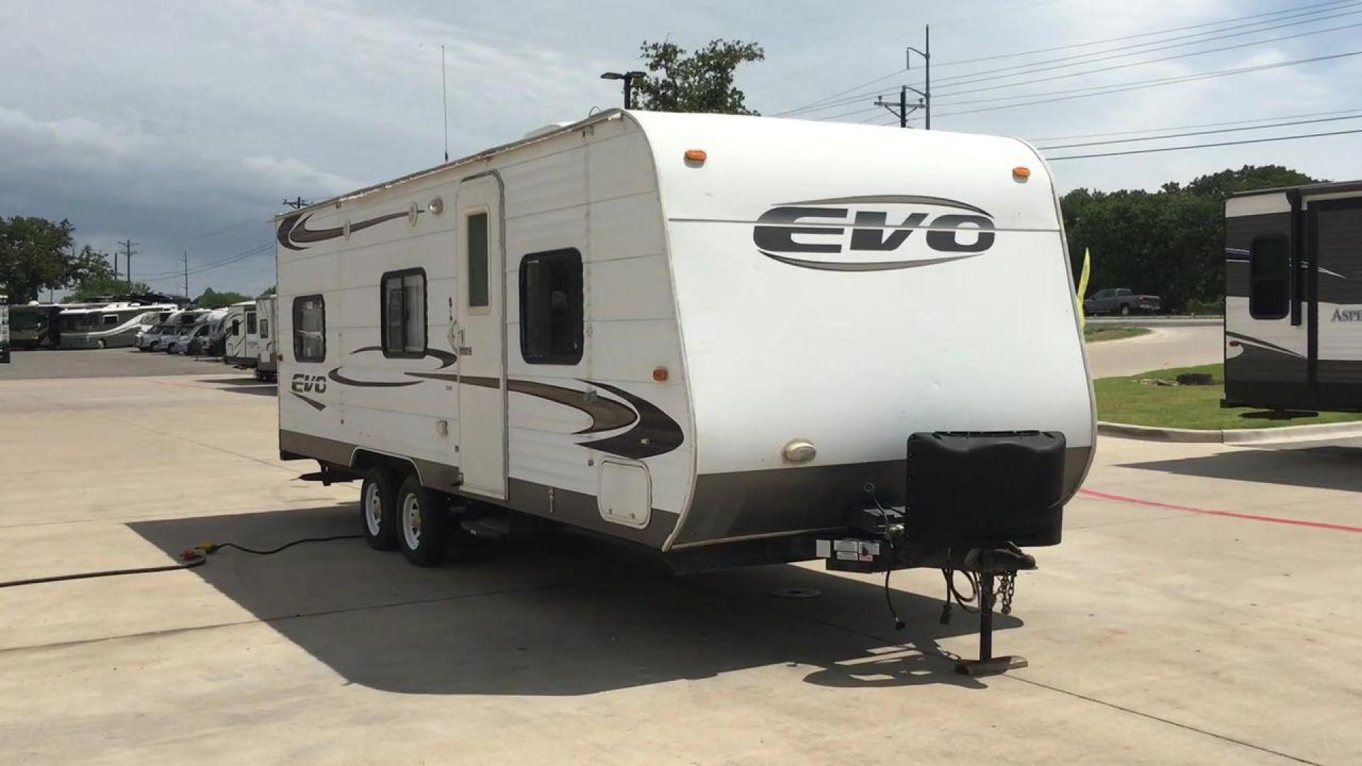 2013 WHITE FOREST RIVER EVO T1860 - (4X4TSJY20DC) , Length: 22.58 ft. | Slides: 0 transmission, located at 4319 N Main St, Cleburne, TX, 76033, (817) 678-5133, 32.385960, -97.391212 - The 2013 Forest River Evo T1860 Travel Trailer allows you to enjoy the beauty of nature. This 22.58-foot-long trailer is both compact and adaptable, providing a snug haven for your camping activities. While it lacks slides, it compensates with smart design elements and considerate amenities. Step in - Photo#3