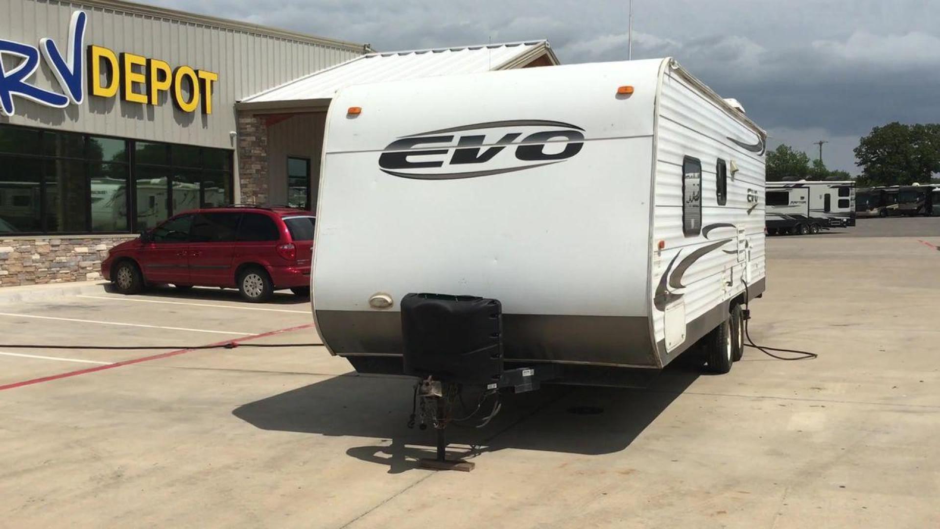 2013 WHITE FOREST RIVER EVO T1860 - (4X4TSJY20DC) , Length: 22.58 ft. | Slides: 0 transmission, located at 4319 N Main St, Cleburne, TX, 76033, (817) 678-5133, 32.385960, -97.391212 - The 2013 Forest River Evo T1860 Travel Trailer allows you to enjoy the beauty of nature. This 22.58-foot-long trailer is both compact and adaptable, providing a snug haven for your camping activities. While it lacks slides, it compensates with smart design elements and considerate amenities. Step in - Photo#4