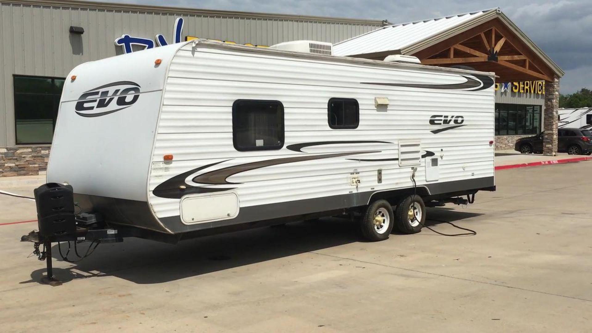 2013 WHITE FOREST RIVER EVO T1860 - (4X4TSJY20DC) , Length: 22.58 ft. | Slides: 0 transmission, located at 4319 N Main St, Cleburne, TX, 76033, (817) 678-5133, 32.385960, -97.391212 - The 2013 Forest River Evo T1860 Travel Trailer allows you to enjoy the beauty of nature. This 22.58-foot-long trailer is both compact and adaptable, providing a snug haven for your camping activities. While it lacks slides, it compensates with smart design elements and considerate amenities. Step in - Photo#5