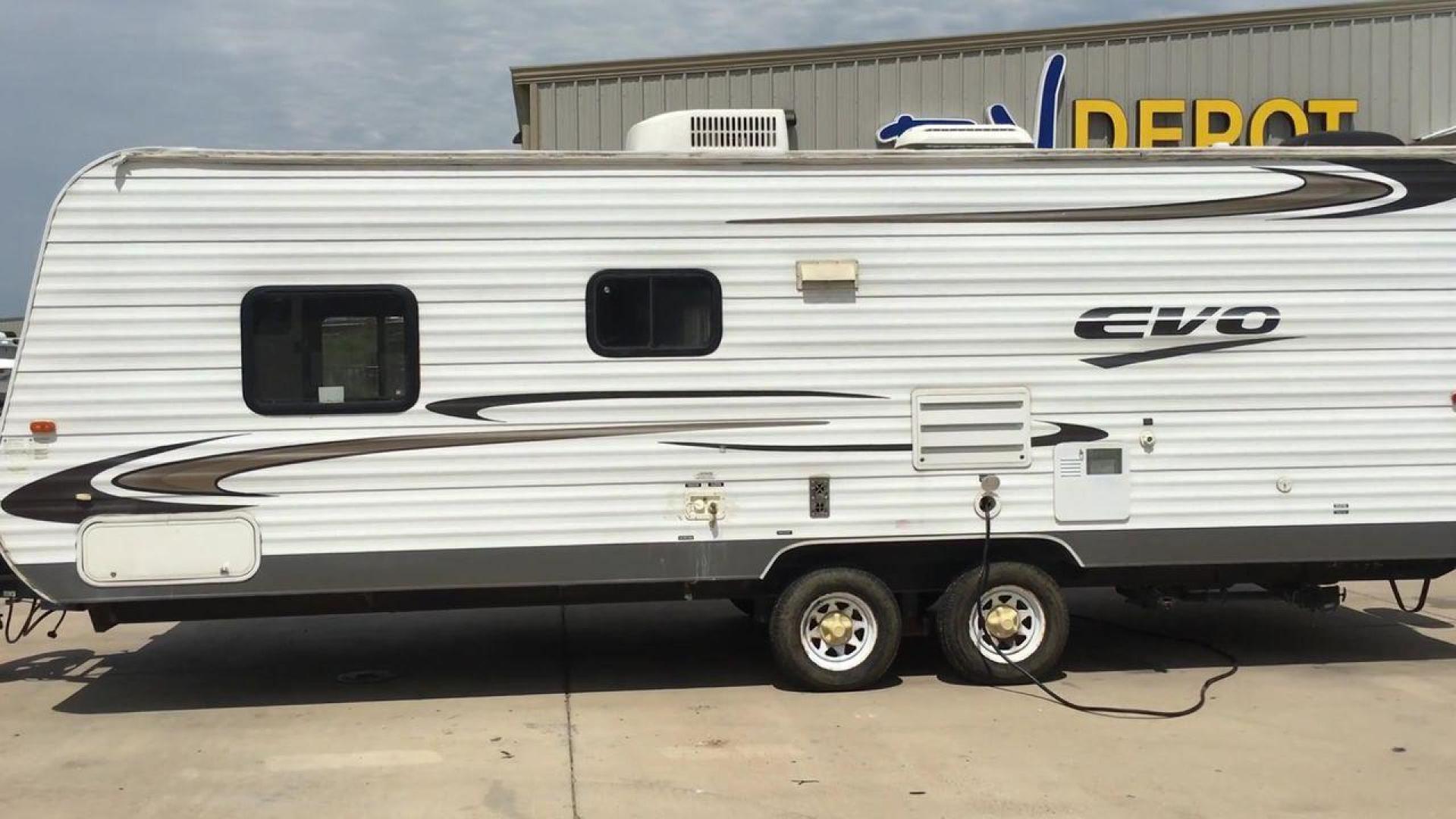 2013 WHITE FOREST RIVER EVO T1860 - (4X4TSJY20DC) , Length: 22.58 ft. | Slides: 0 transmission, located at 4319 N Main St, Cleburne, TX, 76033, (817) 678-5133, 32.385960, -97.391212 - The 2013 Forest River Evo T1860 Travel Trailer allows you to enjoy the beauty of nature. This 22.58-foot-long trailer is both compact and adaptable, providing a snug haven for your camping activities. While it lacks slides, it compensates with smart design elements and considerate amenities. Step in - Photo#6