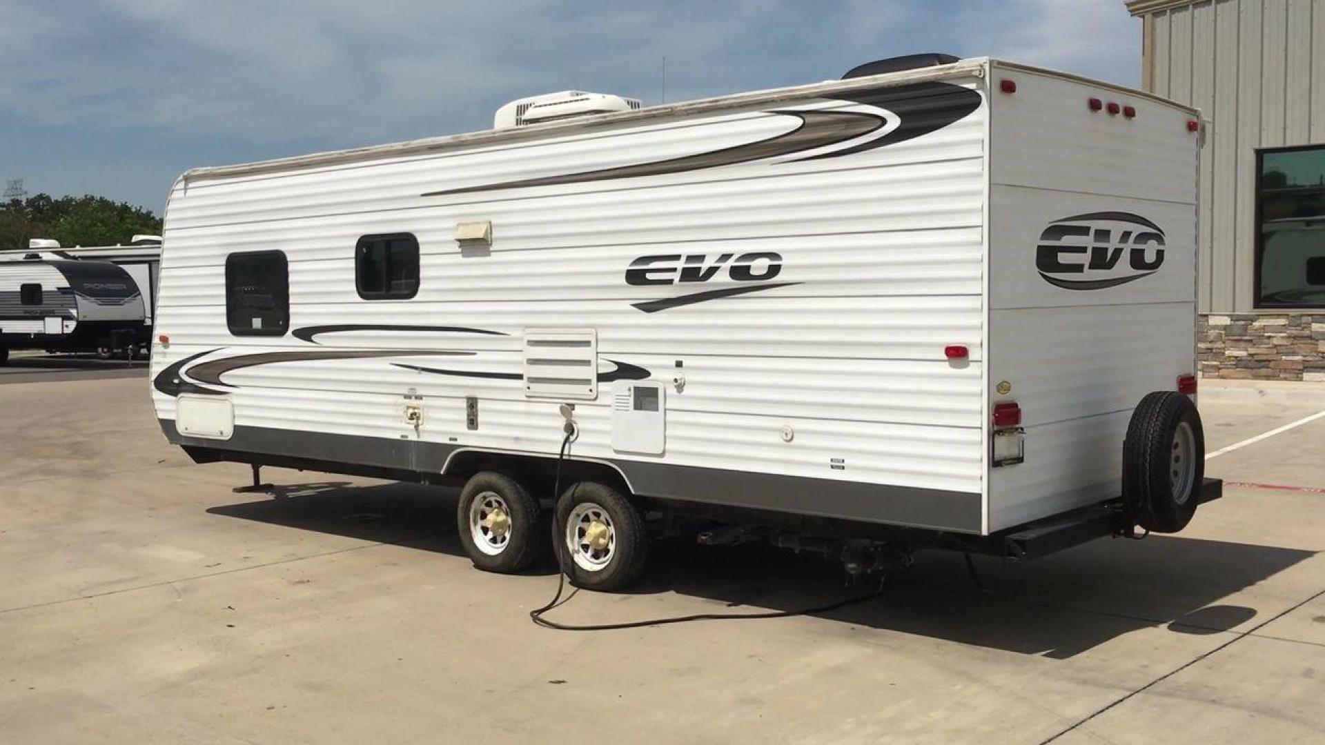 2013 WHITE FOREST RIVER EVO T1860 - (4X4TSJY20DC) , Length: 22.58 ft. | Slides: 0 transmission, located at 4319 N Main St, Cleburne, TX, 76033, (817) 678-5133, 32.385960, -97.391212 - The 2013 Forest River Evo T1860 Travel Trailer allows you to enjoy the beauty of nature. This 22.58-foot-long trailer is both compact and adaptable, providing a snug haven for your camping activities. While it lacks slides, it compensates with smart design elements and considerate amenities. Step in - Photo#7