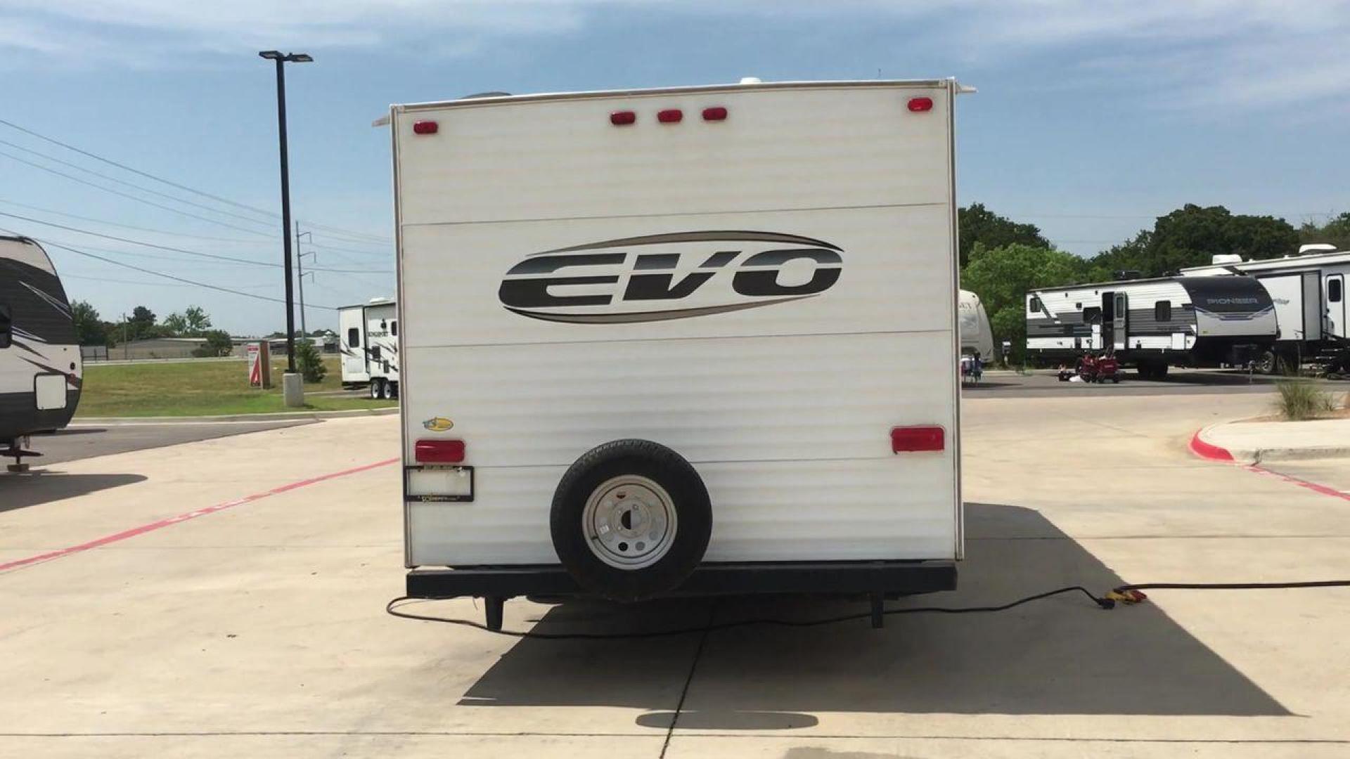 2013 WHITE FOREST RIVER EVO T1860 - (4X4TSJY20DC) , Length: 22.58 ft. | Slides: 0 transmission, located at 4319 N Main St, Cleburne, TX, 76033, (817) 678-5133, 32.385960, -97.391212 - The 2013 Forest River Evo T1860 Travel Trailer allows you to enjoy the beauty of nature. This 22.58-foot-long trailer is both compact and adaptable, providing a snug haven for your camping activities. While it lacks slides, it compensates with smart design elements and considerate amenities. Step in - Photo#8