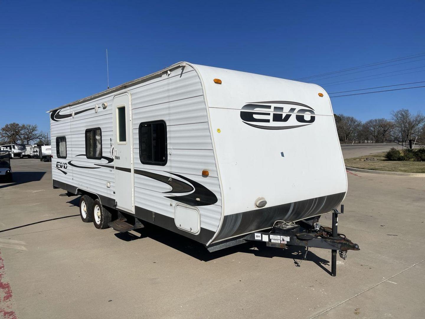 2013 WHITE FOREST RIVER EVO T2250 - (4X4TSJY20DC) , Length: 22.58 ft. | Slides: 0 transmission, located at 4319 N Main St, Cleburne, TX, 76033, (817) 678-5133, 32.385960, -97.391212 - The 2013 Forest River Evo T1860 Travel Trailer allows you to enjoy the beauty of nature. This 22.58-foot-long trailer is both compact and adaptable, providing a snug haven for your camping activities. While it lacks slides, it compensates with smart design elements and considerate amenities. Step in - Photo#23