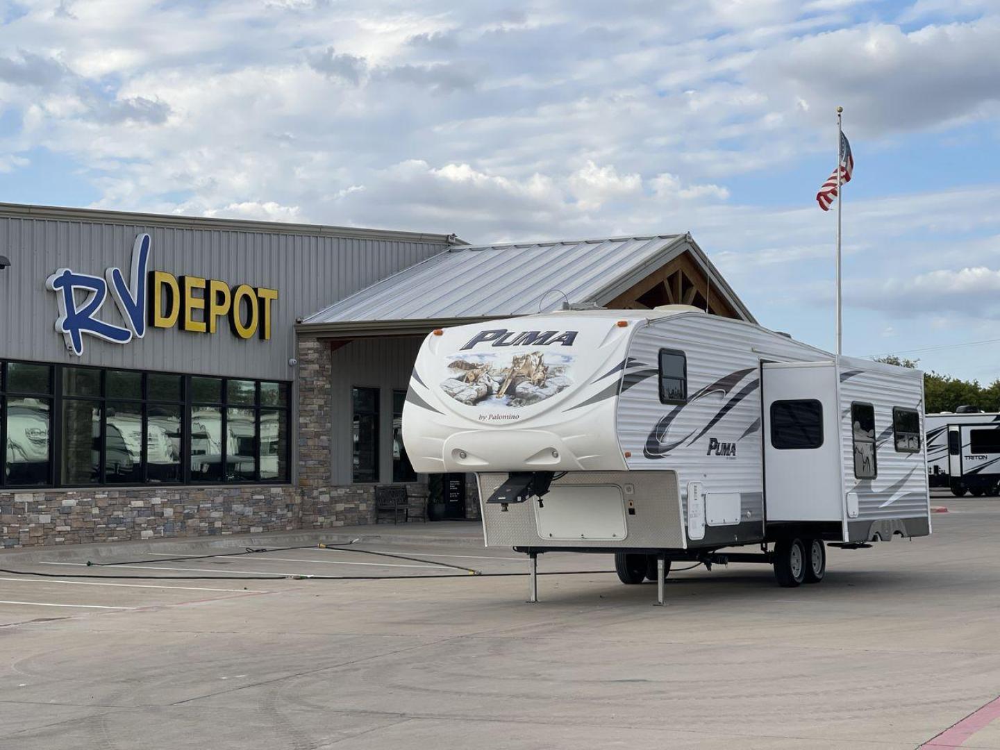 2013 FOREST RIVER PUMA 276RLSS (4X4FPAD29DP) , Length: 30.17 ft. | Dry Weight: 7,451 lbs. | Gross Weight: 10,273 lbs. | Slides: 1 transmission, located at 4319 N Main St, Cleburne, TX, 76033, (817) 678-5133, 32.385960, -97.391212 - The 2013 Forest River Puma 276RLSS, measuring 30.17 feet in length, has a dry weight of 7,451 pounds and a gross weight of 10,273 pounds. These specs automatically make it a durable and versatile fifth wheel. This unit features a single slideout, which expands the living space. The exterior design i - Photo#0