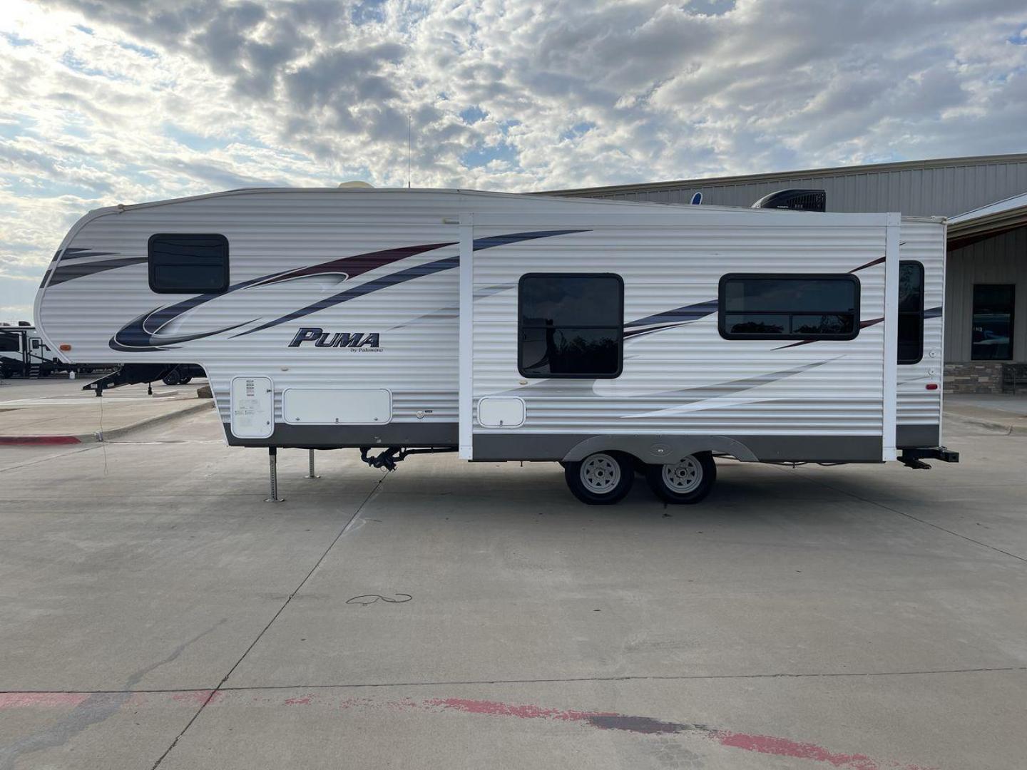 2013 FOREST RIVER PUMA 276RLSS (4X4FPAD29DP) , Length: 30.17 ft. | Dry Weight: 7,451 lbs. | Gross Weight: 10,273 lbs. | Slides: 1 transmission, located at 4319 N Main St, Cleburne, TX, 76033, (817) 678-5133, 32.385960, -97.391212 - The 2013 Forest River Puma 276RLSS, measuring 30.17 feet in length, has a dry weight of 7,451 pounds and a gross weight of 10,273 pounds. These specs automatically make it a durable and versatile fifth wheel. This unit features a single slideout, which expands the living space. The exterior design i - Photo#24