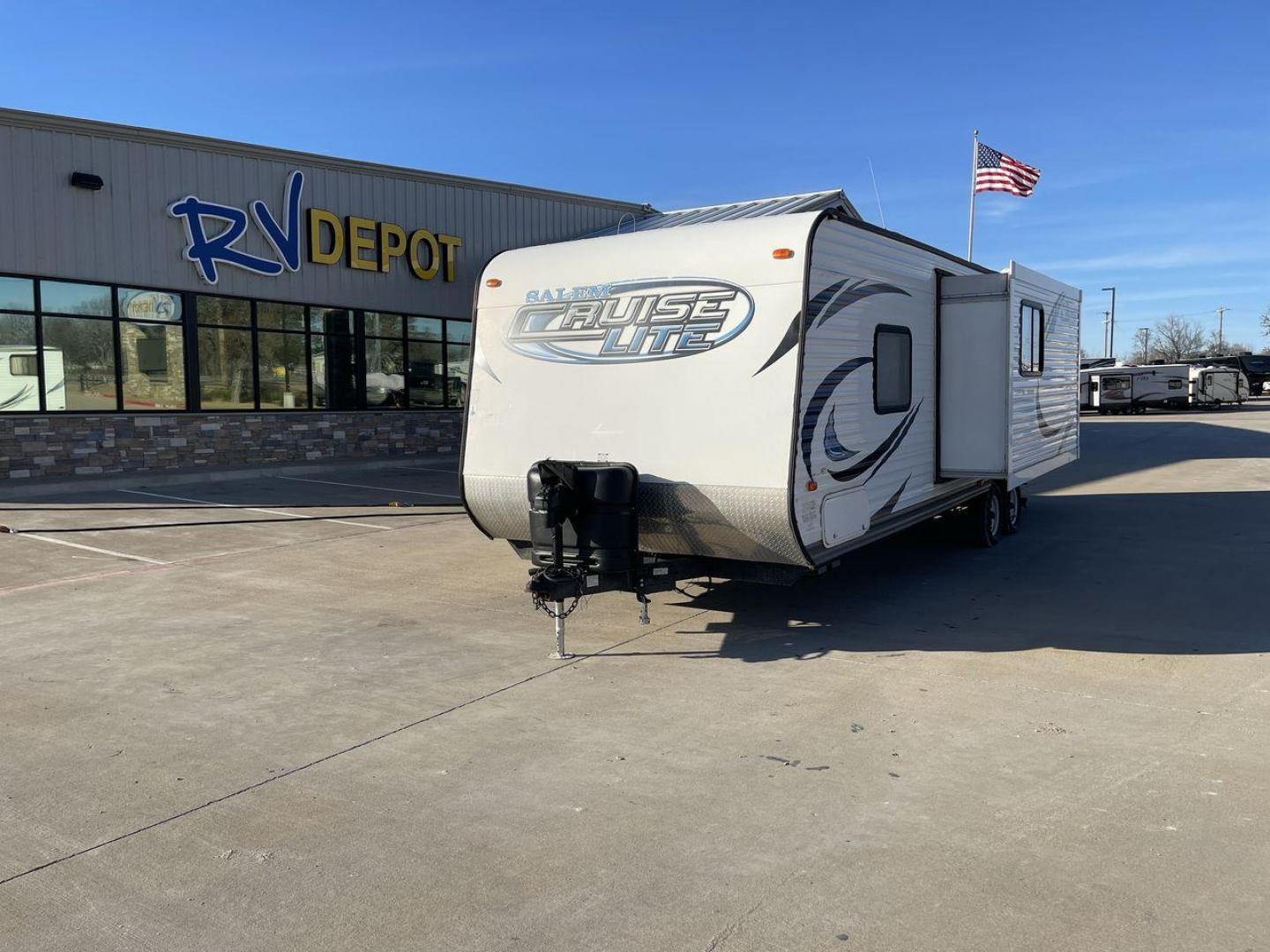 2013 FOREST RIVER SALEM 281QB (4X4TSMD20DR) , located at 4319 N Main St, Cleburne, TX, 76033, (817) 678-5133, 32.385960, -97.391212 - Photo#0