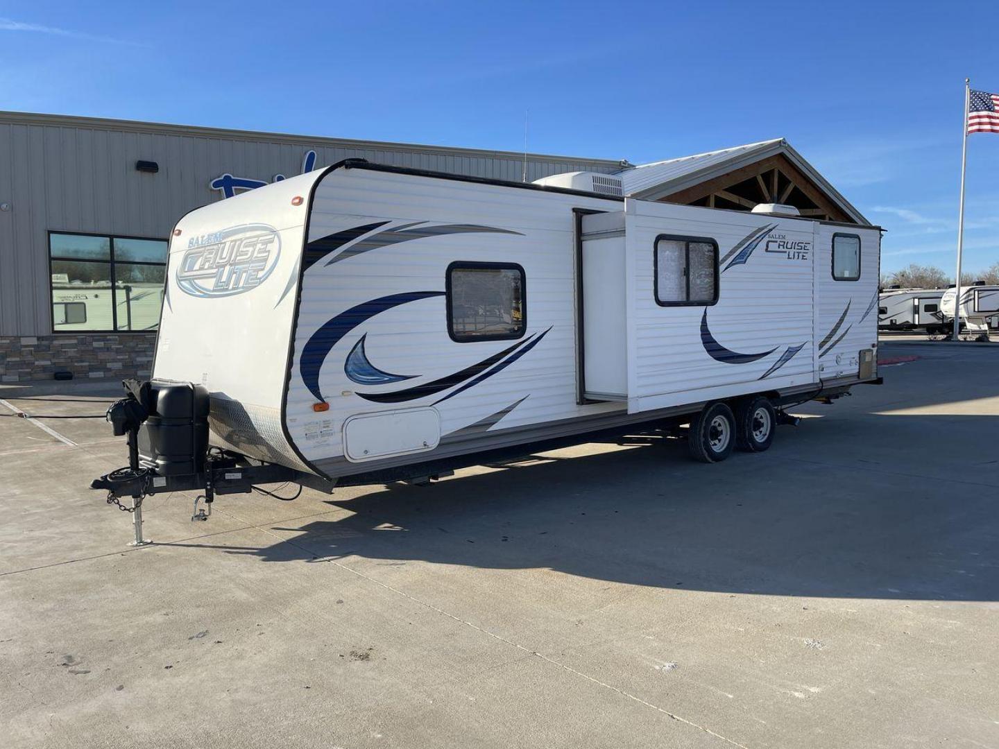 2013 FOREST RIVER SALEM 281QB (4X4TSMD20DR) , located at 4319 N Main St, Cleburne, TX, 76033, (817) 678-5133, 32.385960, -97.391212 - Photo#23