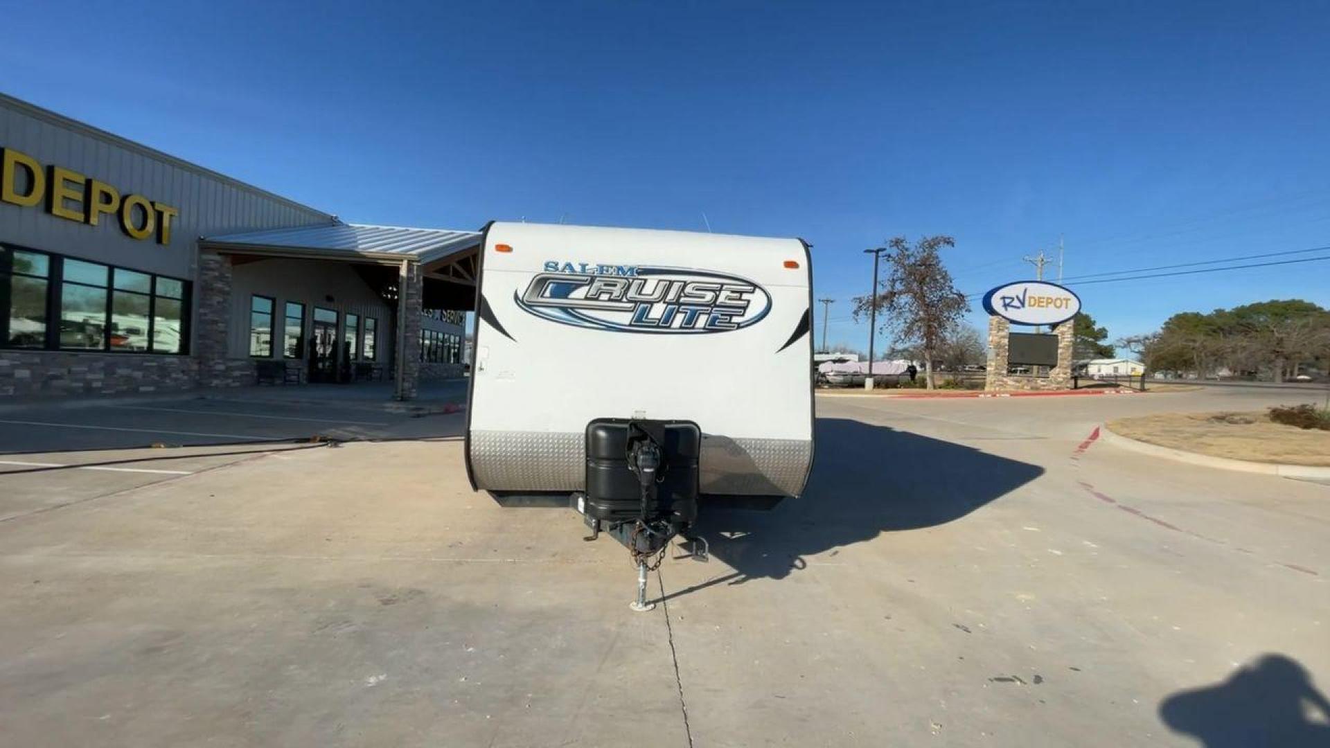 2013 FOREST RIVER SALEM 281QB (4X4TSMD20DR) , located at 4319 N Main St, Cleburne, TX, 76033, (817) 678-5133, 32.385960, -97.391212 - Photo#4