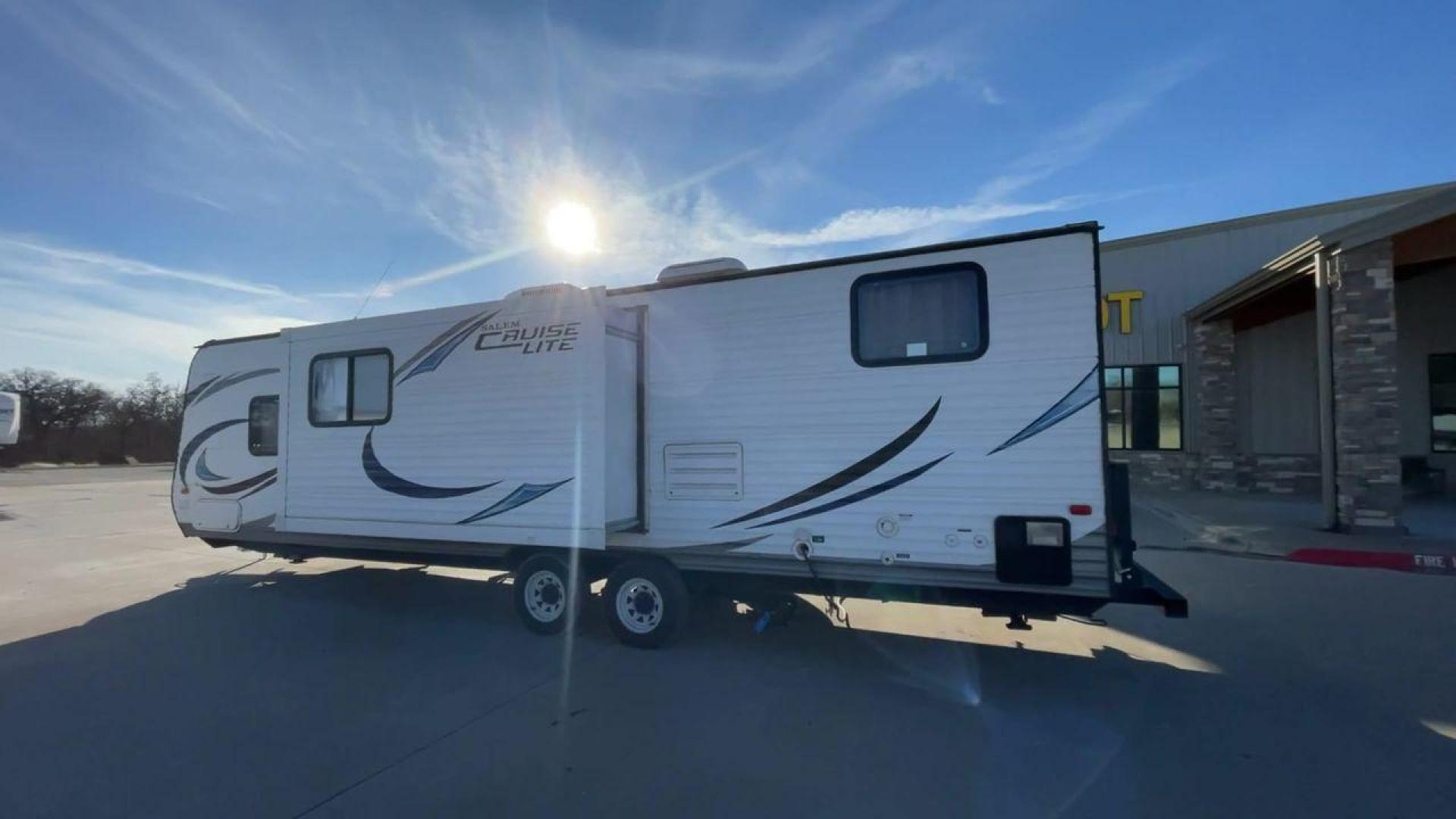 2013 FOREST RIVER SALEM 281QB (4X4TSMD20DR) , located at 4319 N Main St, Cleburne, TX, 76033, (817) 678-5133, 32.385960, -97.391212 - Photo#7