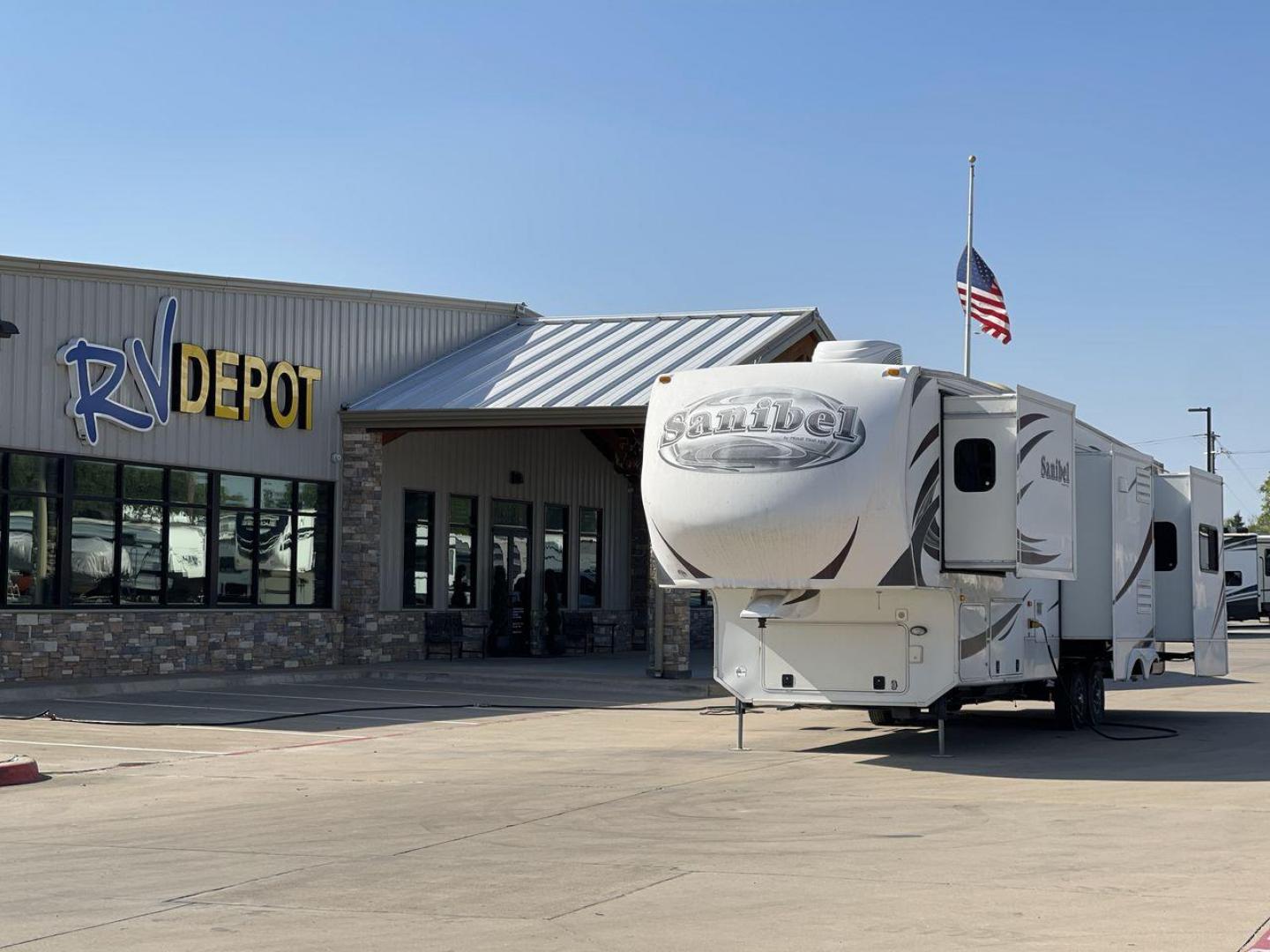 2013 FOREST RIVER SANIBEL 3400 (5ZT3SNZB0DD) , located at 4319 N Main St, Cleburne, TX, 76033, (817) 678-5133, 32.385960, -97.391212 - Photo#0