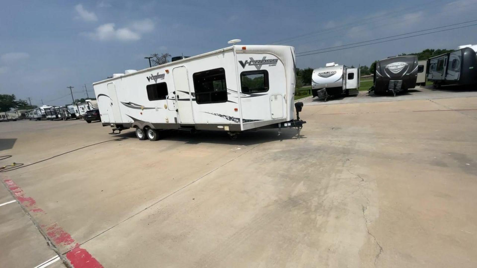 2013 WHITE FOREST RIVER V-CROSS 29VCFL (4X4TVCE22DX) , Length: 33.67 ft | Dry Weight: 6,808 lbs. | Gross Weight: 7,874 lbs. | Slides: 1 transmission, located at 4319 N Main St, Cleburne, TX, 76033, (817) 678-5133, 32.385960, -97.391212 - This 33-foot 2013 Forest River V-Cross 29VCFL trailer offers both comfort and functionality. Its floor plan features a front living area, a fully equipped kitchen, a cozy bedroom, and a spacious bathroom. As you enter the travel trailer, you'll be greeted by the expansive front living area. This uni - Photo#2